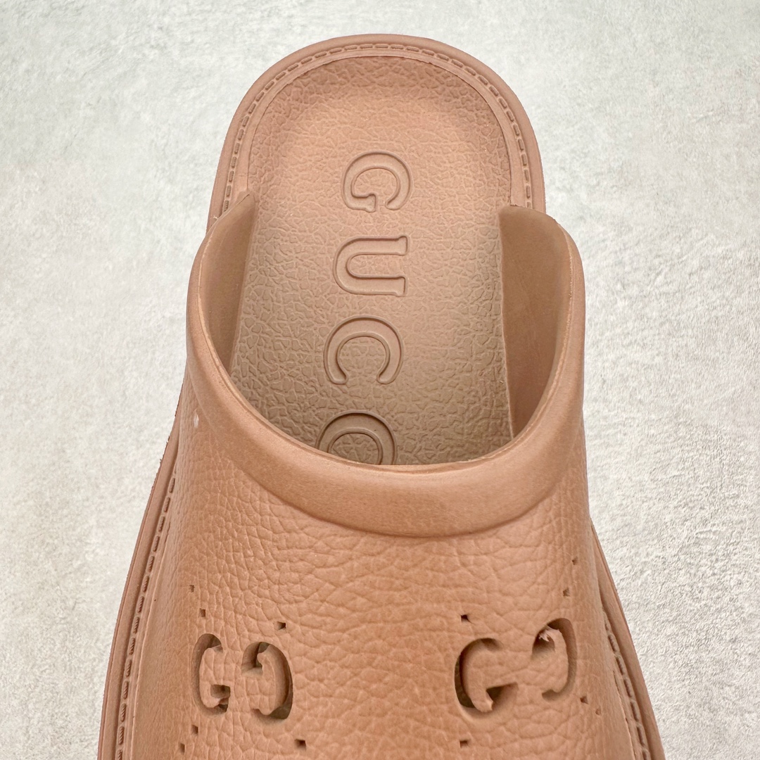 图片[5]-💰130 Gucci GG Slide 双G镂空 洞洞鞋涉水时尚拖鞋 GG标识于20世纪70年代开始使用 由始于30年代的早期Gucc钻石菱格纹演化而来 是代表Gucci设计传承的标志性符号元素之一 在每一季都会焕新演绎 现在这一双G字母交织图案以镂空图案形式呈现在这款黑色橡胶凉鞋上 尺码：35 36 37 38 39 40 41 42 43 44 45 编码：Fby2936000-运动鞋