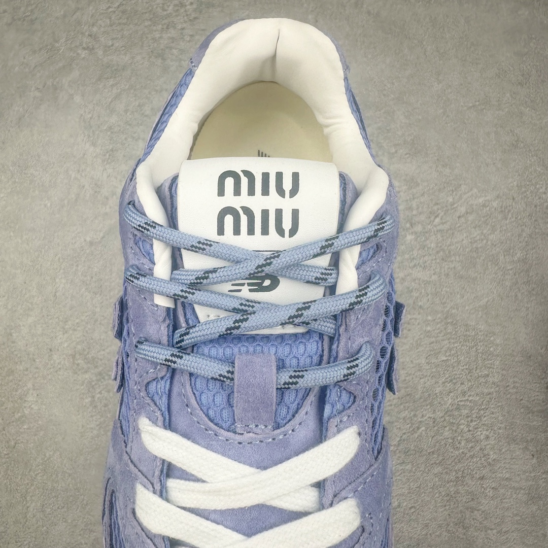 图片[4]-💰220 缪缪MiuMiu x NB新百伦New Balance 530 SL系列低帮经典复古休闲运动慢跑鞋 近几年运动品牌与各大潮流品牌不断推出联名产品，在球鞋圈拥有极高的热度。此外，奢侈品牌和运动品牌联名也早已非新鲜事，继 Dior 和 Jordan Brand 以及 Prada 和 adidas 合作后。近日，Miu Miu与New Balance的合作基本已经成为定番，每年都会上新，而近期的最新联名也已经正式曝光，预计会在24年春夏面世！相比之前两次使用的574，这次Miu Miu带来了全新风格。采用了全新型号MR530进行设计，继续使用复古的旧化效果和去年就被带火的美拉德配色打造。Miu Miu作为千禧文化的重要推手，这次也是直接挑选了New Balance 2000年代时发布的健身跑鞋MR530。整体做旧效果非常明显，甚至有些二手鞋的感觉，多少是有点瘦巴黎世家影响了……配色方面将会推出米色和棕色两种颜色可供选择，整体覆盖了做旧麂皮，鞋舌和鞋垫和之前一致，有Miu Miu的Logo，同时搭配皮革和棉质双鞋带组成。尺码：35.5 36 37 37.5 38 38.5 39.5 40 40.5 41.5 42 42.5 43.5 44 45 编码：Jby2936090-运动鞋