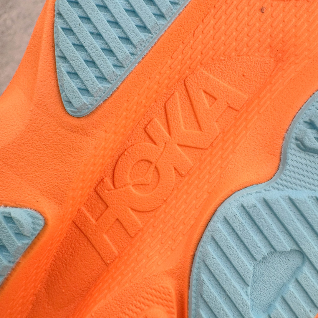 图片[20]-＃HK纯原 HOKA ONE ONE SKY FLOW 低帮舒适百搭防滑耐磨低帮休闲跑步鞋男女同款 始终致力于为所有跑者提供更新、更好的跑步装备 相比常规跑鞋 HOKA ONE ONE特别研发使用性能独特的几何形跑鞋中底 此种鞋底更厚、更高、回弹性也更好 除了卓越的缓冲性能 它还能为各种阶段的跑者带来更具动感、更加稳定的跑步体验 HOKA One One从设计之初就清楚意识到 要保证跑者步幅的均匀一致 双脚自然而然的运动至关重要 尺码：36 36.5 37.5 38 38.5 39 40 40.5 41 42 42.5 43 44 44.5 45-选品中心