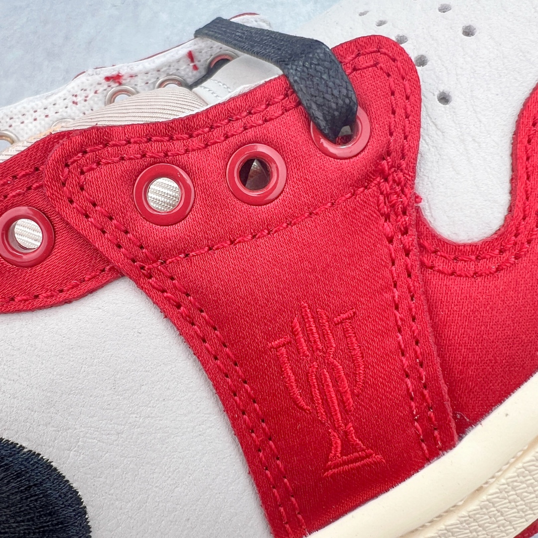 图片[19]-💰460 ＃Y3纯原 Trophy Room x Air Jordan AJ1 Low 低帮 乔丹之子联名白黑红 FN0432-100 市场OG低帮天花板 全套原纸板楦头开发 原厂特供皮料加持 确保原汁原味 完美呈现一代版型 一比一鞋头弧度高度鞋身弧度 数据细节工艺流程均保持原鞋一致 后跟弧度收口自然对折 极致一眼正品既视感 原厂皮料 进口玻璃冲刀皮料裁剪零毛边 承诺百分百一致原鞋 全鞋电脑针车工艺 鞋面清洁度最高QC检验标准 控制溢胶 飞翼3D高频深度立体 鞋盒、防尘纸 均采购来自原厂 SIZE：40 40.5 41 42 42.5 43 44 44.5 45 46 47.5 48.5 编码：Xby5936030-运动鞋