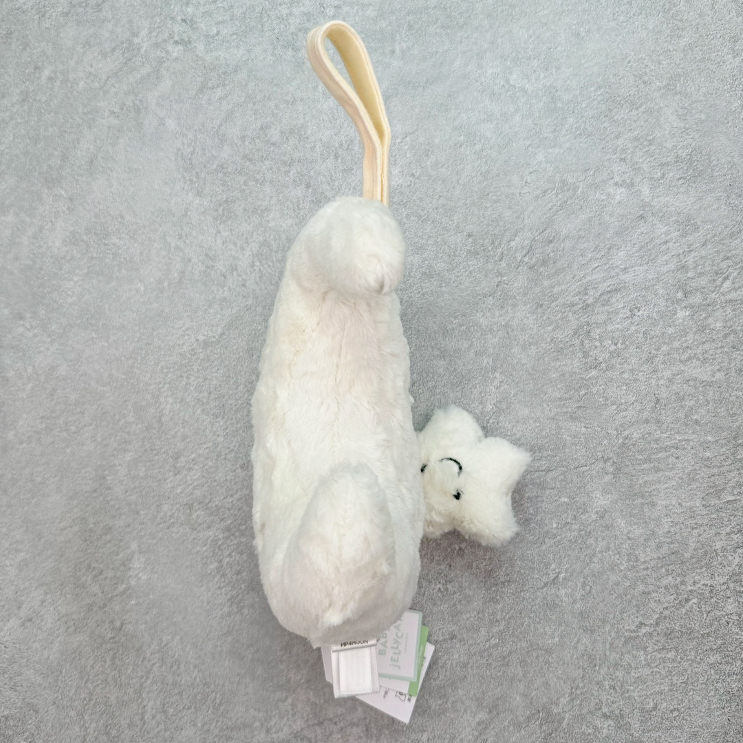 图片[6]-💰110 ＃原单 Jellycat 玩偶 毛绒公仔 音乐拉铃 白色月亮 科普：Jellycat是一个英国玩具品牌，创立于1999年，由William和Thomas兄弟二人在伦敦创立。该品牌专注于设计玩偶玩具，并全情投入于最有趣、环保和独特的软玩具领域。Jellycat的产品设计丰富且有创意，其毛绒玩具以可爱的动物形象为主打，深受全球儿童的喜爱。品牌的产品线包括各种动物系列、海洋系列、蔬果美食系列、植物系列等，每个系列都有其独特的设计和故事。Jellycat的产品设计理念是打破传统动物毛绒像动物标本一样的形象，通过改变形状、手感、颜色、大小和材料，用成千上万种方式制作一只动物毛绒。品牌的设计师来自世界各地，他们的创意让产品更具多元性，同时也让品牌能够从世界各地的文化中获得设计灵感。近年来，Jellycat品牌方开始跨界合作，与野兽派、华尔道夫酒店等品牌合作推出联名产品，进一步扩大了品牌的影响力。在社交媒体上，Jellycat也日益活跃，通过小红书、Instagram、抖音和TikTok等平台与消费者互动，分享品牌故事和产品信息。Jellycat的产品价格在99元到1699元不等，绝版产品的价格在二手平台上甚至会翻几倍。尽管有消费者认为它高价低质，价格贵、品控不严格等问题频频引来吐槽，但仍有大量粉丝愿意为“治愈”买单，因为这些毛绒玩具成为他们精神上的陪伴。原装100% polyester进口聚酯纤维面料 原厂7D棉 原单环保颗粒 双吊牌加三重水洗标 原配防尘袋 吊打市面通货 注意即使同一家厂 不同的批次面料缸差是一定都有的 官网不同批次都有 经过欧盟CE安全认证 此标准0-100岁的小朋友都适用 这个缸差和造型其实经常入手玩偶的都知道 手工制品 世上每一只jell 都是独一无二的 轻微线头 轻微不对称都是很正常的 无法避免 官网都是一样 底部走线 颗粒填充物 刺绣 走线 肉眼可见的精致 原色未染色面料纱线 超级有质感 编码：by1936080-运动鞋