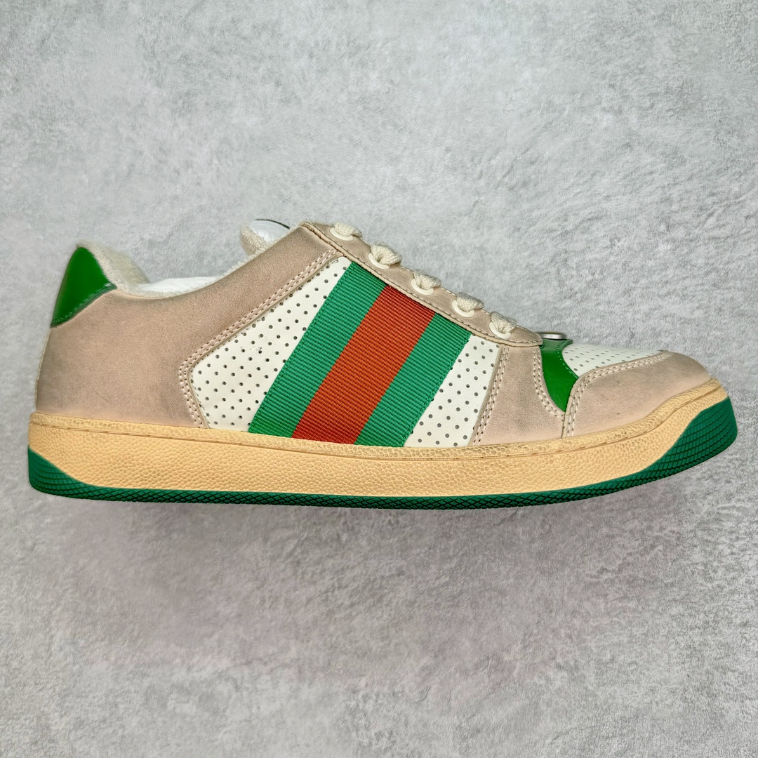 💰290 ＃纯原福利‼Gucci Screener sneaker 古驰双G小脏鞋系列复古怀旧校园风低帮板鞋 全套原楦原纸版原鞋开模 全网最具灵魂的版型 鞋头上翘1.6CM 后跟自然弧度内收 双G珐琅 条纹清晰 原厂五金带3M反光 原装意大利进口里外全皮 纯手工水洗做旧处理 侧面条纹饰带 原厂定制 零串色零起毛 大底防滑网格由里到外大小逐渐递减 原厂数据电绣 清晰立体 多边形闪钻大小一致带光泽 全鞋电脑针车 紧密相连 针距密度一致 环保乳胶注塑鞋垫 厚度脚感还原原版 皮面裁剪部位 统一油边封口工艺 大底组合零偏差 挑战各种艺术家 右脚鞋侧嵌入NFC防伪芯片装置＋鞋盒标二唯码扫描 秒进官网 专柜全套包装 防尘袋 说明书 质保卡 购物袋 Size：35 36 37 38 39 40 41 42 43 44 45 编码：yby3936060-运动鞋