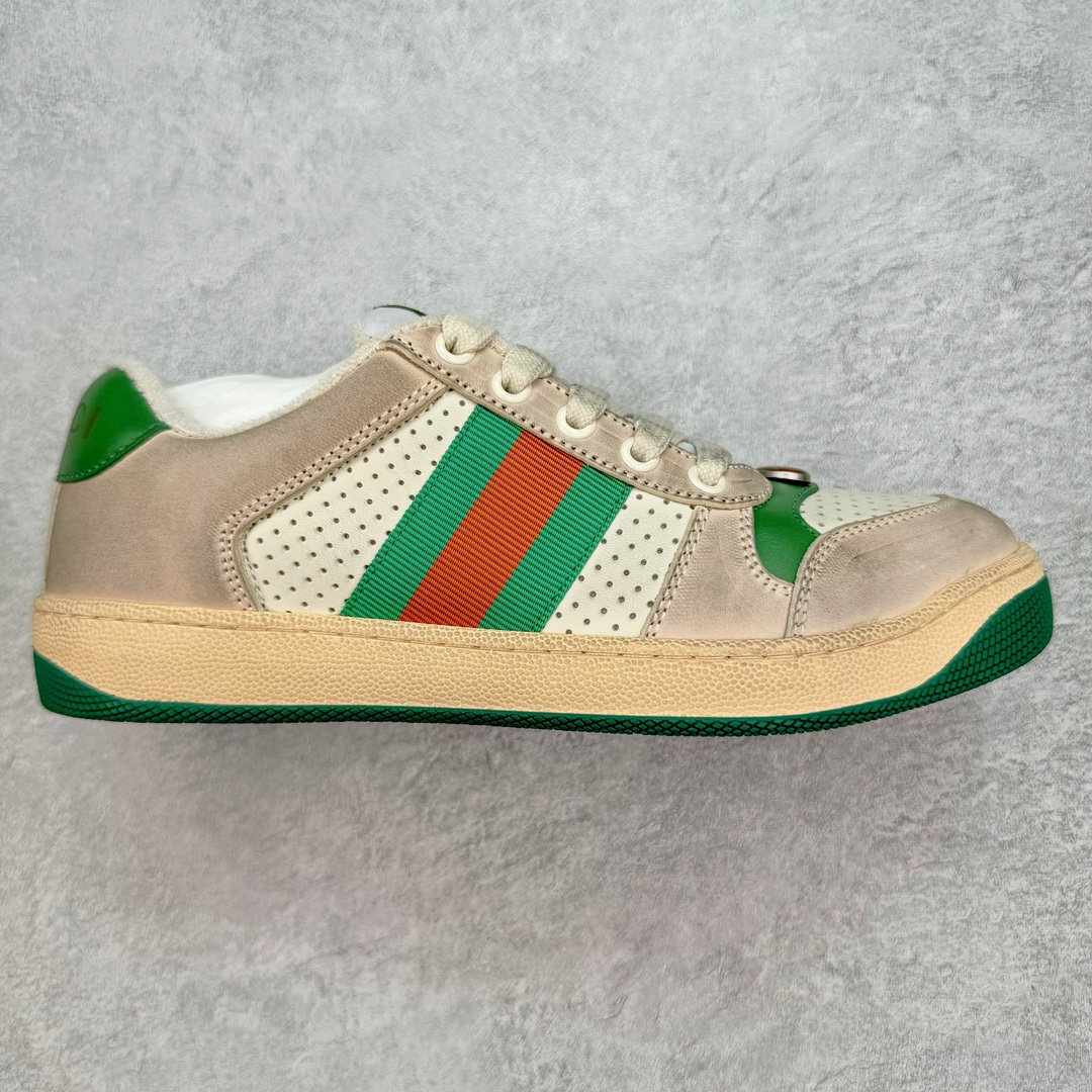 💰290 ＃纯原福利‼Gucci Screener sneaker 古驰双G小脏鞋系列复古怀旧校园风低帮板鞋 全套原楦原纸版原鞋开模 全网最具灵魂的版型 鞋头上翘1.6CM 后跟自然弧度内收 双G珐琅 条纹清晰 原厂五金带3M反光 原装意大利进口里外全皮 纯手工水洗做旧处理 侧面条纹饰带 原厂定制 零串色零起毛 大底防滑网格由里到外大小逐渐递减 原厂数据电绣 清晰立体 多边形闪钻大小一致带光泽 全鞋电脑针车 紧密相连 针距密度一致 环保乳胶注塑鞋垫 厚度脚感还原原版 皮面裁剪部位 统一油边封口工艺 大底组合零偏差 挑战各种艺术家 右脚鞋侧嵌入NFC防伪芯片装置＋鞋盒标二唯码扫描 秒进官网 专柜全套包装 防尘袋 说明书 质保卡 购物袋 Size：35 36 37 38 39 40 41 42 43 44 45 编码：yby3936060-运动鞋