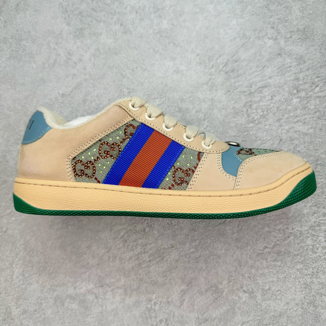 💰290 ＃纯原福利‼Gucci Screener sneaker 古驰双G小脏鞋系列复古怀旧校园风低帮板鞋 全套原楦原纸版原鞋开模 全网最具灵魂的版型 鞋头上翘1.6CM 后跟自然弧度内收 双G珐琅 条纹清晰 原厂五金带3M反光 原装意大利进口里外全皮 纯手工水洗做旧处理 侧面条纹饰带 原厂定制 零串色零起毛 大底防滑网格由里到外大小逐渐递减 原厂数据电绣 清晰立体 多边形闪钻大小一致带光泽 全鞋电脑针车 紧密相连 针距密度一致 环保乳胶注塑鞋垫 厚度脚感还原原版 皮面裁剪部位 统一油边封口工艺 大底组合零偏差 挑战各种艺术家 右脚鞋侧嵌入NFC防伪芯片装置＋鞋盒标二唯码扫描 秒进官网 专柜全套包装 防尘袋 说明书 质保卡 购物袋 Size：35 36 37 38 39 40 41 42 43 44 45 编码：yby3936060-运动鞋