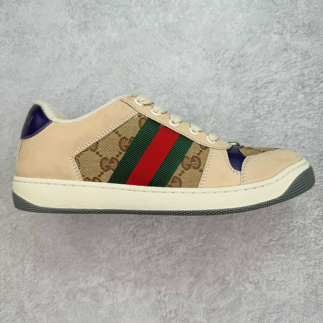 💰290 ＃纯原福利‼Gucci Screener sneaker 古驰双G小脏鞋系列复古怀旧校园风低帮板鞋 全套原楦原纸版原鞋开模 全网最具灵魂的版型 鞋头上翘1.6CM 后跟自然弧度内收 双G珐琅 条纹清晰 原厂五金带3M反光 原装意大利进口里外全皮 纯手工水洗做旧处理 侧面条纹饰带 原厂定制 零串色零起毛 大底防滑网格由里到外大小逐渐递减 原厂数据电绣 清晰立体 多边形闪钻大小一致带光泽 全鞋电脑针车 紧密相连 针距密度一致 环保乳胶注塑鞋垫 厚度脚感还原原版 皮面裁剪部位 统一油边封口工艺 大底组合零偏差 挑战各种艺术家 右脚鞋侧嵌入NFC防伪芯片装置＋鞋盒标二唯码扫描 秒进官网 专柜全套包装 防尘袋 说明书 质保卡 购物袋 Size：35 36 37 38 39 40 41 42 43 44 45 编码：yby3936060-运动鞋