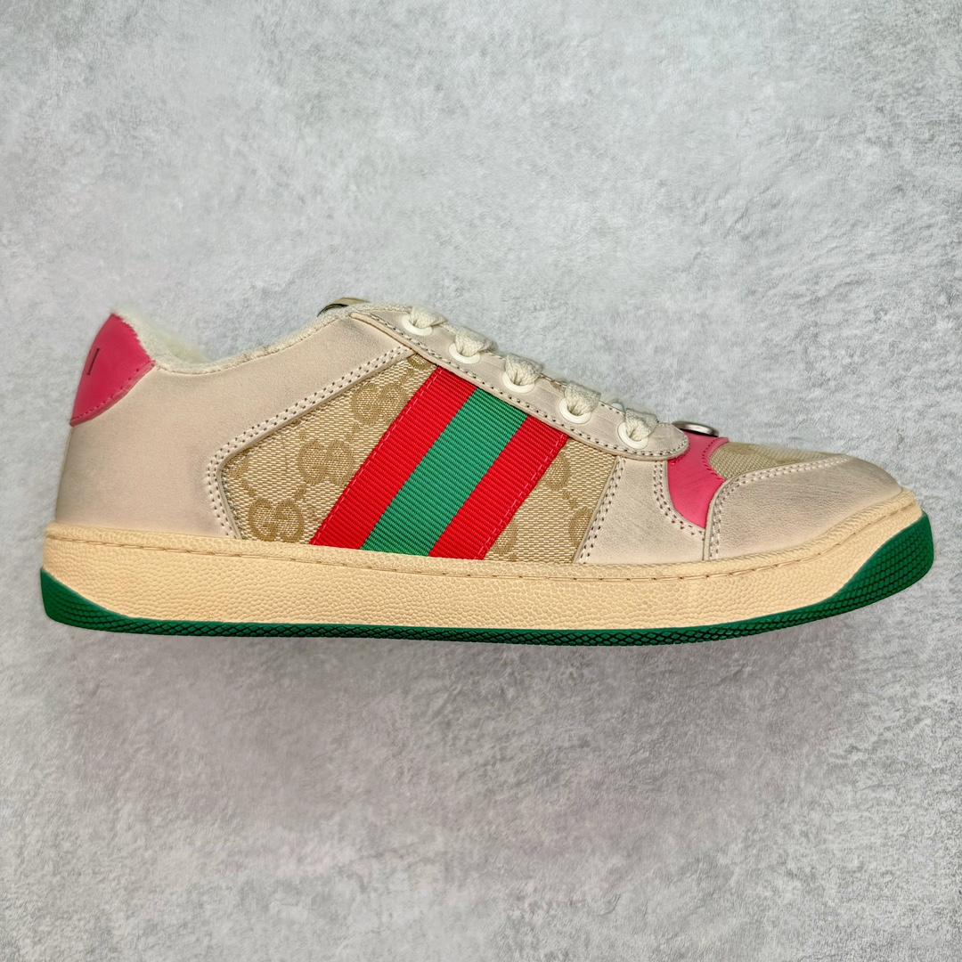 💰290 ＃纯原福利‼Gucci Screener sneaker 古驰双G小脏鞋系列复古怀旧校园风低帮板鞋 全套原楦原纸版原鞋开模 全网最具灵魂的版型 鞋头上翘1.6CM 后跟自然弧度内收 双G珐琅 条纹清晰 原厂五金带3M反光 原装意大利进口里外全皮 纯手工水洗做旧处理 侧面条纹饰带 原厂定制 零串色零起毛 大底防滑网格由里到外大小逐渐递减 原厂数据电绣 清晰立体 多边形闪钻大小一致带光泽 全鞋电脑针车 紧密相连 针距密度一致 环保乳胶注塑鞋垫 厚度脚感还原原版 皮面裁剪部位 统一油边封口工艺 大底组合零偏差 挑战各种艺术家 右脚鞋侧嵌入NFC防伪芯片装置＋鞋盒标二唯码扫描 秒进官网 专柜全套包装 防尘袋 说明书 质保卡 购物袋 Size：35 36 37 38 39 40 41 42 43 44 45 编码：yby3936060-运动鞋