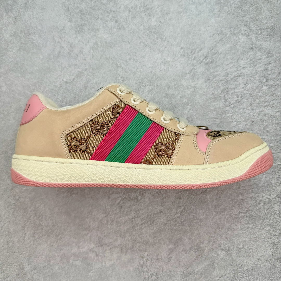 💰290 ＃纯原福利‼Gucci Screener sneaker 古驰双G小脏鞋系列复古怀旧校园风低帮板鞋 全套原楦原纸版原鞋开模 全网最具灵魂的版型 鞋头上翘1.6CM 后跟自然弧度内收 双G珐琅 条纹清晰 原厂五金带3M反光 原装意大利进口里外全皮 纯手工水洗做旧处理 侧面条纹饰带 原厂定制 零串色零起毛 大底防滑网格由里到外大小逐渐递减 原厂数据电绣 清晰立体 多边形闪钻大小一致带光泽 全鞋电脑针车 紧密相连 针距密度一致 环保乳胶注塑鞋垫 厚度脚感还原原版 皮面裁剪部位 统一油边封口工艺 大底组合零偏差 挑战各种艺术家 右脚鞋侧嵌入NFC防伪芯片装置＋鞋盒标二唯码扫描 秒进官网 专柜全套包装 防尘袋 说明书 质保卡 购物袋 Size：35 36 37 38 39 40 41 42 43 44 45 编码：yby3936060-运动鞋