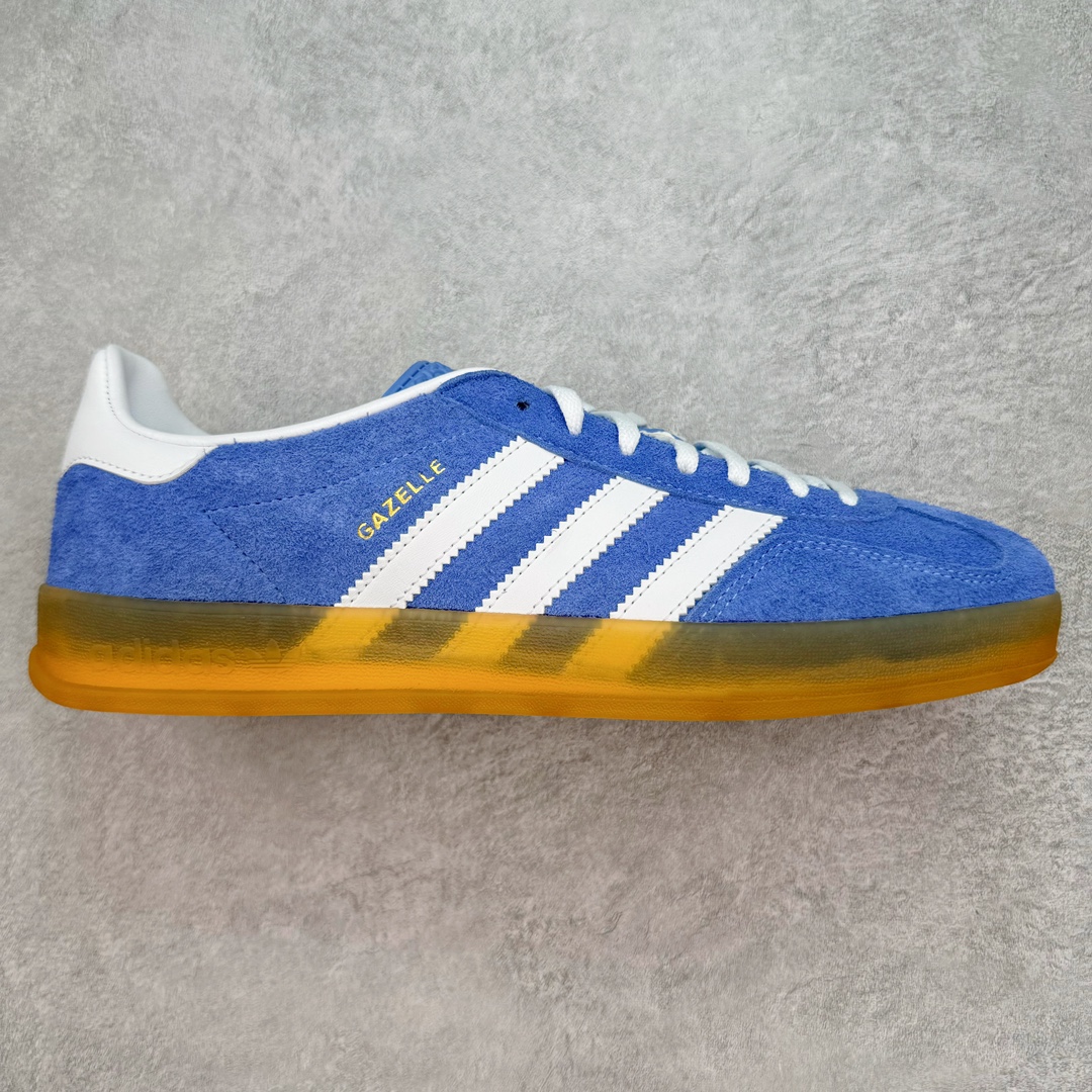 💰180 ＃PK纯原 AD Original Gazelle Indoor Trainers 瞪羚室内鞋系列低帮复古百搭休闲运动德训风板鞋 红白 IF1808 高端零售特供批次 原厂定制长毛翻毛皮组合环保纤维革鞋面材质 内置环保海玻璃鞋垫 外置RB橡胶大底 产品品控稳定性领先行业 原厂全套原楦原纸板冲刀磨具开发 原厂皮料加持 原厂港宝加持定型后跟R度完美 将复古进行到底 简约流畅 三十年不变经典 这款Gazelle运动鞋 无论面料、配色、质感或设计 都只在重现其1991年原款的经典 皮革鞋面 撞色三条纹和鞋跟标的设计 力求呈现90年代的经典复古风潮 Samba火热的同时 也带动了其它的复古鞋型 Gazelle便是其中一只 Gazelle Indoor拥有包边更宽的T字型鞋头 更好的保护运动员的前掌 浓浓的复古氛围感 非常适合现在流行的Cleanfit风格 SIZE：35.5 36 36.5 37.5 38 38.5 39 40 40.5 41 42 42.5 43 44 44.5 45 46 编码：by2936050-运动鞋