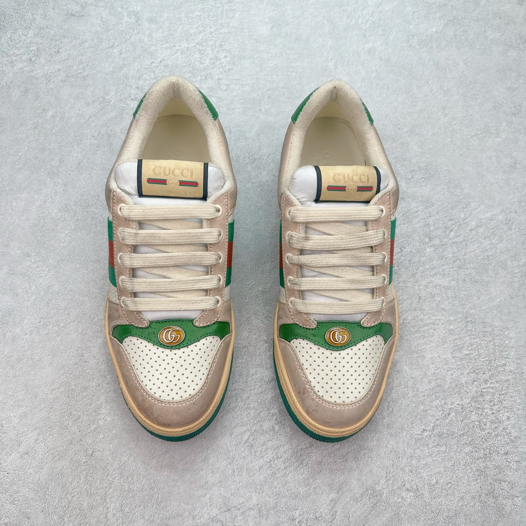 图片[2]-💰290 ＃纯原福利‼Gucci Screener sneaker 古驰双G小脏鞋系列复古怀旧校园风低帮板鞋 全套原楦原纸版原鞋开模 全网最具灵魂的版型 鞋头上翘1.6CM 后跟自然弧度内收 双G珐琅 条纹清晰 原厂五金带3M反光 原装意大利进口里外全皮 纯手工水洗做旧处理 侧面条纹饰带 原厂定制 零串色零起毛 大底防滑网格由里到外大小逐渐递减 原厂数据电绣 清晰立体 多边形闪钻大小一致带光泽 全鞋电脑针车 紧密相连 针距密度一致 环保乳胶注塑鞋垫 厚度脚感还原原版 皮面裁剪部位 统一油边封口工艺 大底组合零偏差 挑战各种艺术家 右脚鞋侧嵌入NFC防伪芯片装置＋鞋盒标二唯码扫描 秒进官网 专柜全套包装 防尘袋 说明书 质保卡 购物袋 Size：35 36 37 38 39 40 41 42 43 44 45 编码：yby3936060-运动鞋