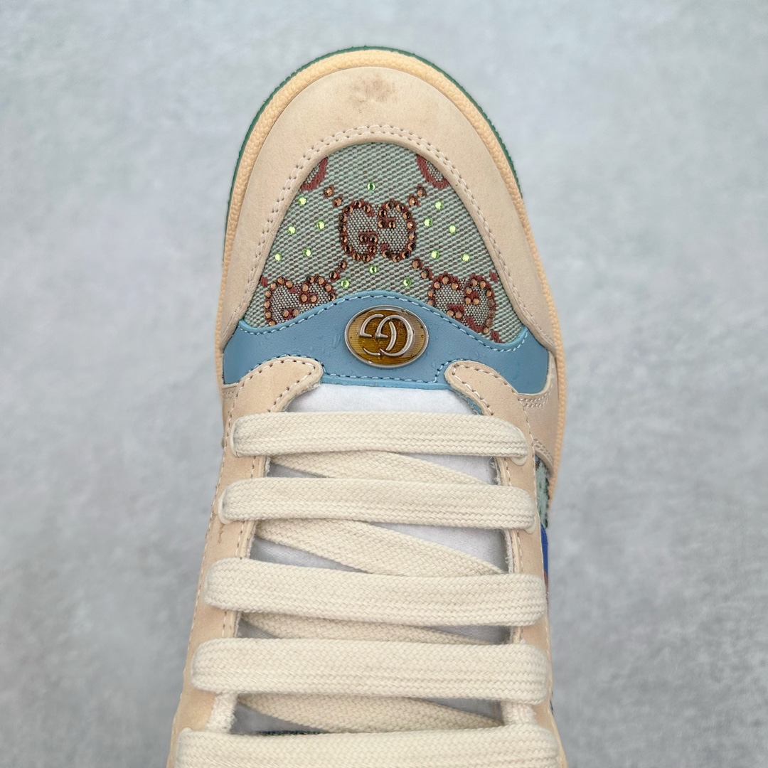 图片[4]-💰290 ＃纯原福利‼Gucci Screener sneaker 古驰双G小脏鞋系列复古怀旧校园风低帮板鞋 全套原楦原纸版原鞋开模 全网最具灵魂的版型 鞋头上翘1.6CM 后跟自然弧度内收 双G珐琅 条纹清晰 原厂五金带3M反光 原装意大利进口里外全皮 纯手工水洗做旧处理 侧面条纹饰带 原厂定制 零串色零起毛 大底防滑网格由里到外大小逐渐递减 原厂数据电绣 清晰立体 多边形闪钻大小一致带光泽 全鞋电脑针车 紧密相连 针距密度一致 环保乳胶注塑鞋垫 厚度脚感还原原版 皮面裁剪部位 统一油边封口工艺 大底组合零偏差 挑战各种艺术家 右脚鞋侧嵌入NFC防伪芯片装置＋鞋盒标二唯码扫描 秒进官网 专柜全套包装 防尘袋 说明书 质保卡 购物袋 Size：35 36 37 38 39 40 41 42 43 44 45 编码：yby3936060-运动鞋