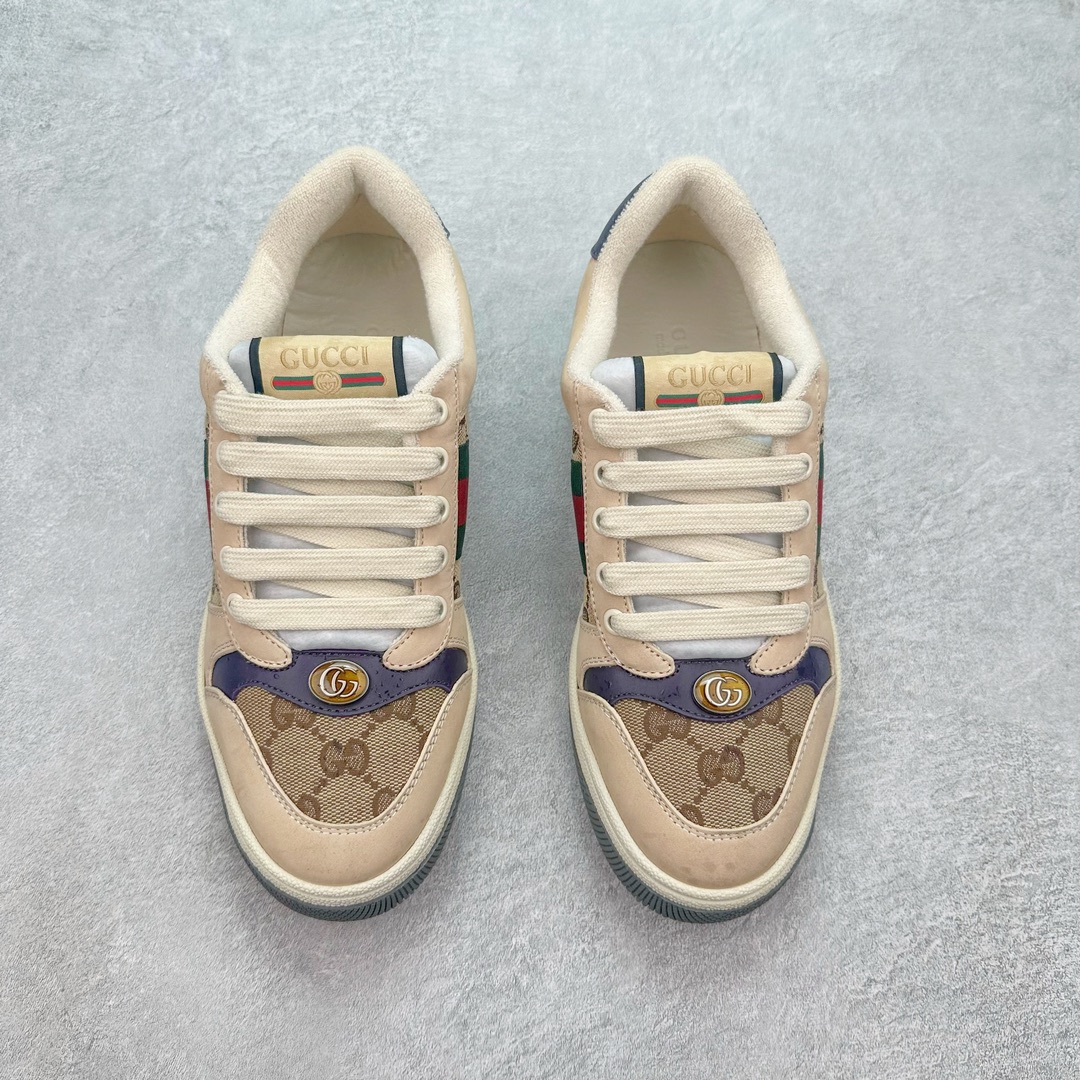 图片[2]-💰290 ＃纯原福利‼Gucci Screener sneaker 古驰双G小脏鞋系列复古怀旧校园风低帮板鞋 全套原楦原纸版原鞋开模 全网最具灵魂的版型 鞋头上翘1.6CM 后跟自然弧度内收 双G珐琅 条纹清晰 原厂五金带3M反光 原装意大利进口里外全皮 纯手工水洗做旧处理 侧面条纹饰带 原厂定制 零串色零起毛 大底防滑网格由里到外大小逐渐递减 原厂数据电绣 清晰立体 多边形闪钻大小一致带光泽 全鞋电脑针车 紧密相连 针距密度一致 环保乳胶注塑鞋垫 厚度脚感还原原版 皮面裁剪部位 统一油边封口工艺 大底组合零偏差 挑战各种艺术家 右脚鞋侧嵌入NFC防伪芯片装置＋鞋盒标二唯码扫描 秒进官网 专柜全套包装 防尘袋 说明书 质保卡 购物袋 Size：35 36 37 38 39 40 41 42 43 44 45 编码：yby3936060-运动鞋