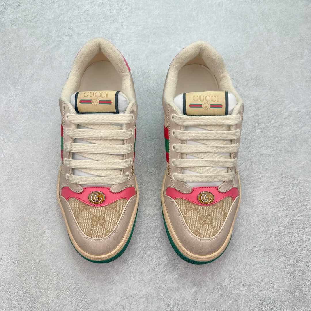 图片[2]-💰290 ＃纯原福利‼Gucci Screener sneaker 古驰双G小脏鞋系列复古怀旧校园风低帮板鞋 全套原楦原纸版原鞋开模 全网最具灵魂的版型 鞋头上翘1.6CM 后跟自然弧度内收 双G珐琅 条纹清晰 原厂五金带3M反光 原装意大利进口里外全皮 纯手工水洗做旧处理 侧面条纹饰带 原厂定制 零串色零起毛 大底防滑网格由里到外大小逐渐递减 原厂数据电绣 清晰立体 多边形闪钻大小一致带光泽 全鞋电脑针车 紧密相连 针距密度一致 环保乳胶注塑鞋垫 厚度脚感还原原版 皮面裁剪部位 统一油边封口工艺 大底组合零偏差 挑战各种艺术家 右脚鞋侧嵌入NFC防伪芯片装置＋鞋盒标二唯码扫描 秒进官网 专柜全套包装 防尘袋 说明书 质保卡 购物袋 Size：35 36 37 38 39 40 41 42 43 44 45 编码：yby3936060-运动鞋