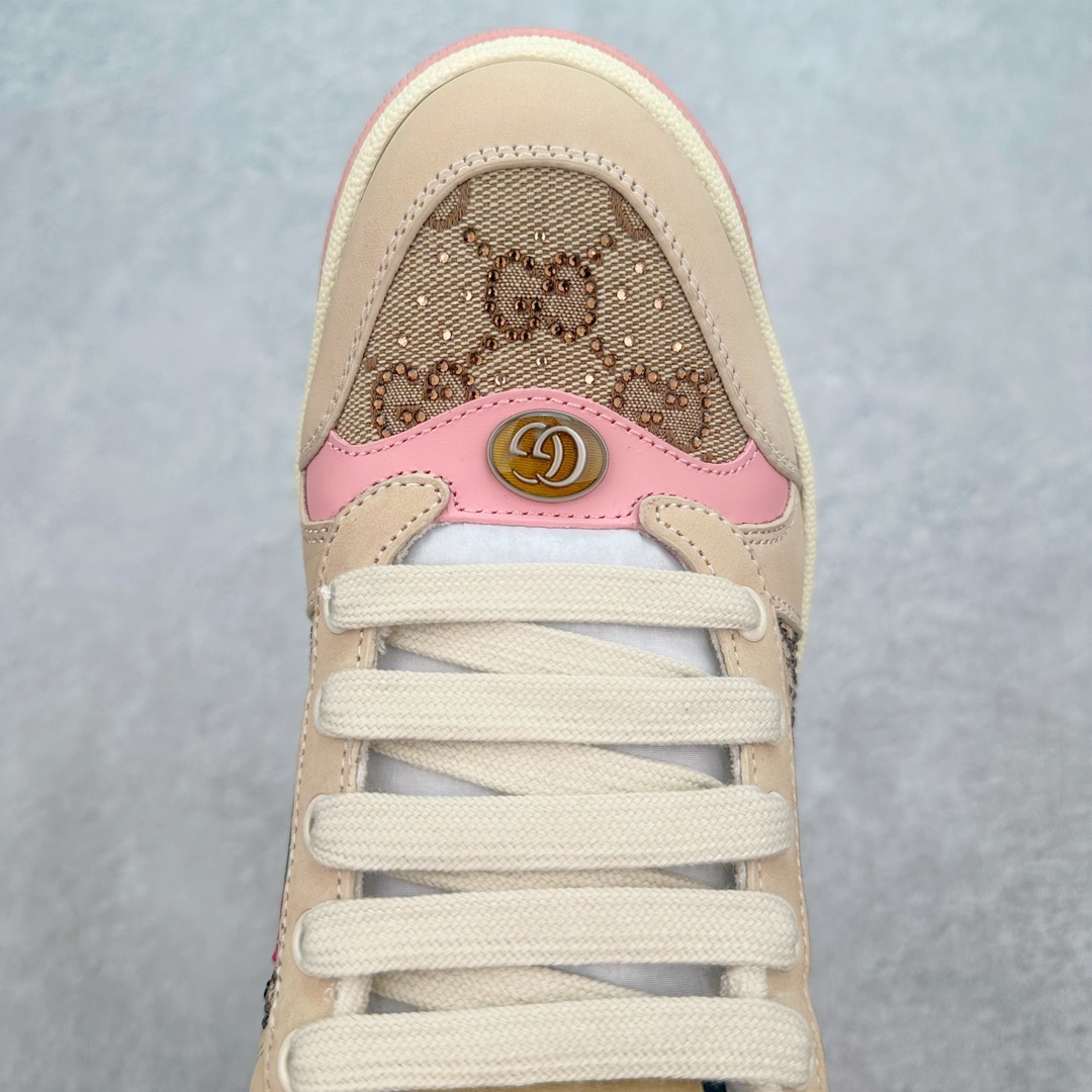 图片[4]-💰290 ＃纯原福利‼Gucci Screener sneaker 古驰双G小脏鞋系列复古怀旧校园风低帮板鞋 全套原楦原纸版原鞋开模 全网最具灵魂的版型 鞋头上翘1.6CM 后跟自然弧度内收 双G珐琅 条纹清晰 原厂五金带3M反光 原装意大利进口里外全皮 纯手工水洗做旧处理 侧面条纹饰带 原厂定制 零串色零起毛 大底防滑网格由里到外大小逐渐递减 原厂数据电绣 清晰立体 多边形闪钻大小一致带光泽 全鞋电脑针车 紧密相连 针距密度一致 环保乳胶注塑鞋垫 厚度脚感还原原版 皮面裁剪部位 统一油边封口工艺 大底组合零偏差 挑战各种艺术家 右脚鞋侧嵌入NFC防伪芯片装置＋鞋盒标二唯码扫描 秒进官网 专柜全套包装 防尘袋 说明书 质保卡 购物袋 Size：35 36 37 38 39 40 41 42 43 44 45 编码：yby3936060-运动鞋