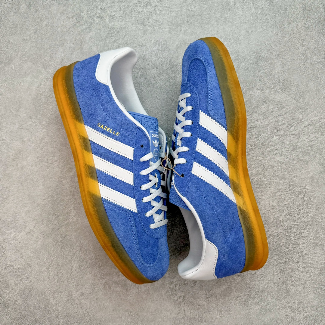 图片[3]-💰180 ＃PK纯原 AD Original Gazelle Indoor Trainers 瞪羚室内鞋系列低帮复古百搭休闲运动德训风板鞋 红白 IF1808 高端零售特供批次 原厂定制长毛翻毛皮组合环保纤维革鞋面材质 内置环保海玻璃鞋垫 外置RB橡胶大底 产品品控稳定性领先行业 原厂全套原楦原纸板冲刀磨具开发 原厂皮料加持 原厂港宝加持定型后跟R度完美 将复古进行到底 简约流畅 三十年不变经典 这款Gazelle运动鞋 无论面料、配色、质感或设计 都只在重现其1991年原款的经典 皮革鞋面 撞色三条纹和鞋跟标的设计 力求呈现90年代的经典复古风潮 Samba火热的同时 也带动了其它的复古鞋型 Gazelle便是其中一只 Gazelle Indoor拥有包边更宽的T字型鞋头 更好的保护运动员的前掌 浓浓的复古氛围感 非常适合现在流行的Cleanfit风格 SIZE：35.5 36 36.5 37.5 38 38.5 39 40 40.5 41 42 42.5 43 44 44.5 45 46 编码：by2936050-运动鞋