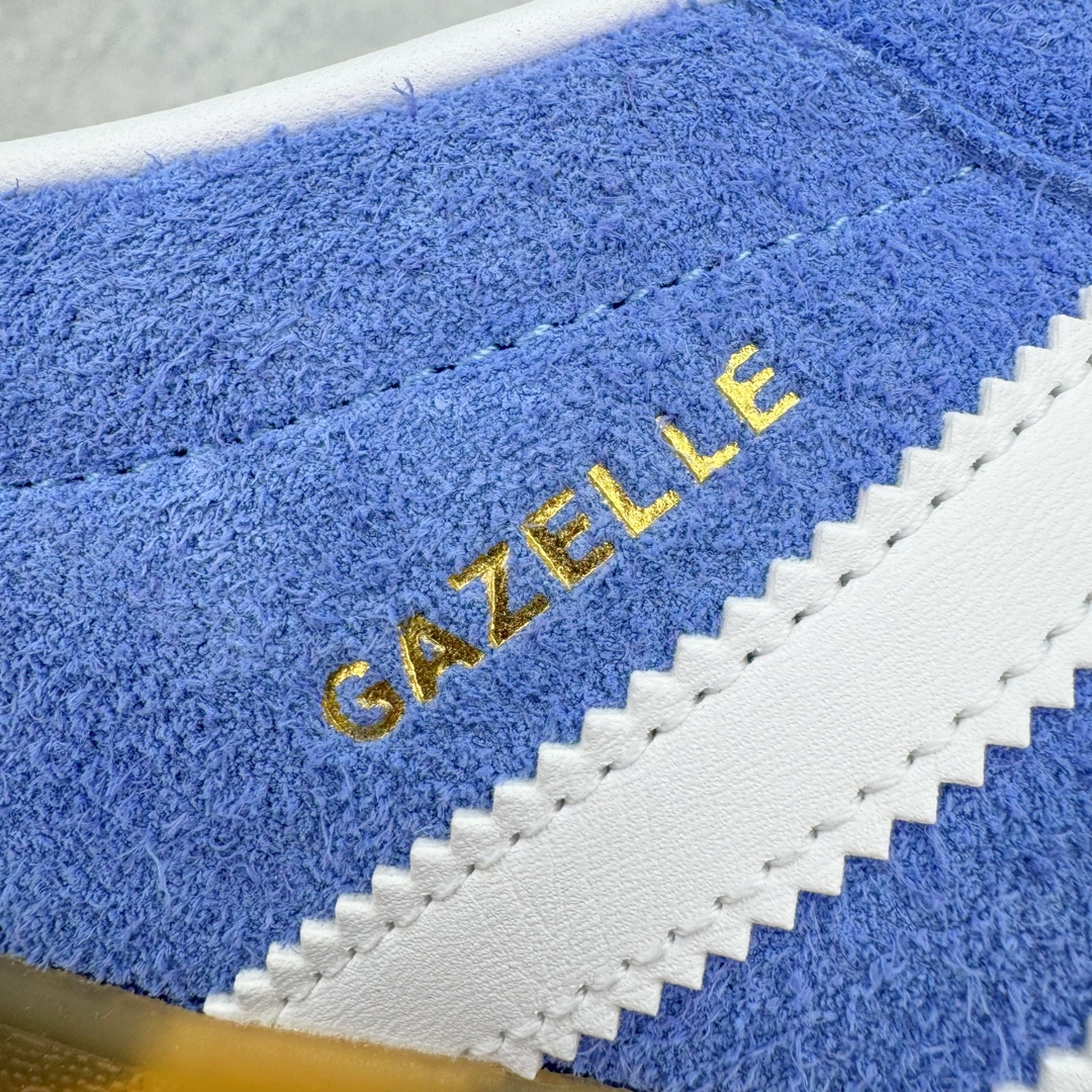 图片[16]-💰180 ＃PK纯原 AD Original Gazelle Indoor Trainers 瞪羚室内鞋系列低帮复古百搭休闲运动德训风板鞋 红白 IF1808 高端零售特供批次 原厂定制长毛翻毛皮组合环保纤维革鞋面材质 内置环保海玻璃鞋垫 外置RB橡胶大底 产品品控稳定性领先行业 原厂全套原楦原纸板冲刀磨具开发 原厂皮料加持 原厂港宝加持定型后跟R度完美 将复古进行到底 简约流畅 三十年不变经典 这款Gazelle运动鞋 无论面料、配色、质感或设计 都只在重现其1991年原款的经典 皮革鞋面 撞色三条纹和鞋跟标的设计 力求呈现90年代的经典复古风潮 Samba火热的同时 也带动了其它的复古鞋型 Gazelle便是其中一只 Gazelle Indoor拥有包边更宽的T字型鞋头 更好的保护运动员的前掌 浓浓的复古氛围感 非常适合现在流行的Cleanfit风格 SIZE：35.5 36 36.5 37.5 38 38.5 39 40 40.5 41 42 42.5 43 44 44.5 45 46 编码：by2936050-运动鞋