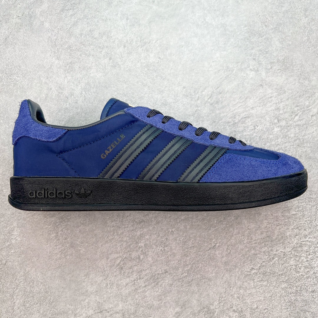 💰180 ＃S2纯原 AD Original Gazelle Indoor Trainers 瞪羚室内鞋系列低帮复古百搭休闲运动德训风板鞋 深蓝 IH9986 高端零售特供批次 原厂定制长毛翻毛皮组合环保纤维革鞋面材质 内置环保海玻璃鞋垫 外置RB橡胶大底 产品品控稳定性领先行业 原厂全套原楦原纸板冲刀磨具开发 原厂皮料加持 原厂港宝加持定型后跟R度完美 将复古进行到底 简约流畅 三十年不变经典 这款Gazelle运动鞋 无论面料、配色、质感或设计 都只在重现其1991年原款的经典 皮革鞋面 撞色三条纹和鞋跟标的设计 力求呈现90年代的经典复古风潮 Samba火热的同时 也带动了其它的复古鞋型 Gazelle便是其中一只 Gazelle Indoor拥有包边更宽的T字型鞋头 更好的保护运动员的前掌 浓浓的复古氛围感 非常适合现在流行的Cleanfit风格 SIZE：36 36.5 37.5 38 38.5 39 40 40.5 41 42 42.5 43 44 44.5 45 46 编码：by2936050-运动鞋