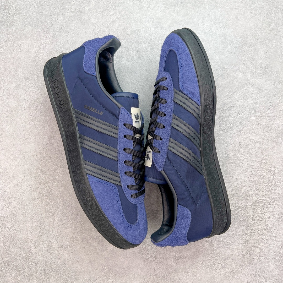 图片[3]-💰180 ＃S2纯原 AD Original Gazelle Indoor Trainers 瞪羚室内鞋系列低帮复古百搭休闲运动德训风板鞋 深蓝 IH9986 高端零售特供批次 原厂定制长毛翻毛皮组合环保纤维革鞋面材质 内置环保海玻璃鞋垫 外置RB橡胶大底 产品品控稳定性领先行业 原厂全套原楦原纸板冲刀磨具开发 原厂皮料加持 原厂港宝加持定型后跟R度完美 将复古进行到底 简约流畅 三十年不变经典 这款Gazelle运动鞋 无论面料、配色、质感或设计 都只在重现其1991年原款的经典 皮革鞋面 撞色三条纹和鞋跟标的设计 力求呈现90年代的经典复古风潮 Samba火热的同时 也带动了其它的复古鞋型 Gazelle便是其中一只 Gazelle Indoor拥有包边更宽的T字型鞋头 更好的保护运动员的前掌 浓浓的复古氛围感 非常适合现在流行的Cleanfit风格 SIZE：36 36.5 37.5 38 38.5 39 40 40.5 41 42 42.5 43 44 44.5 45 46 编码：by2936050-运动鞋