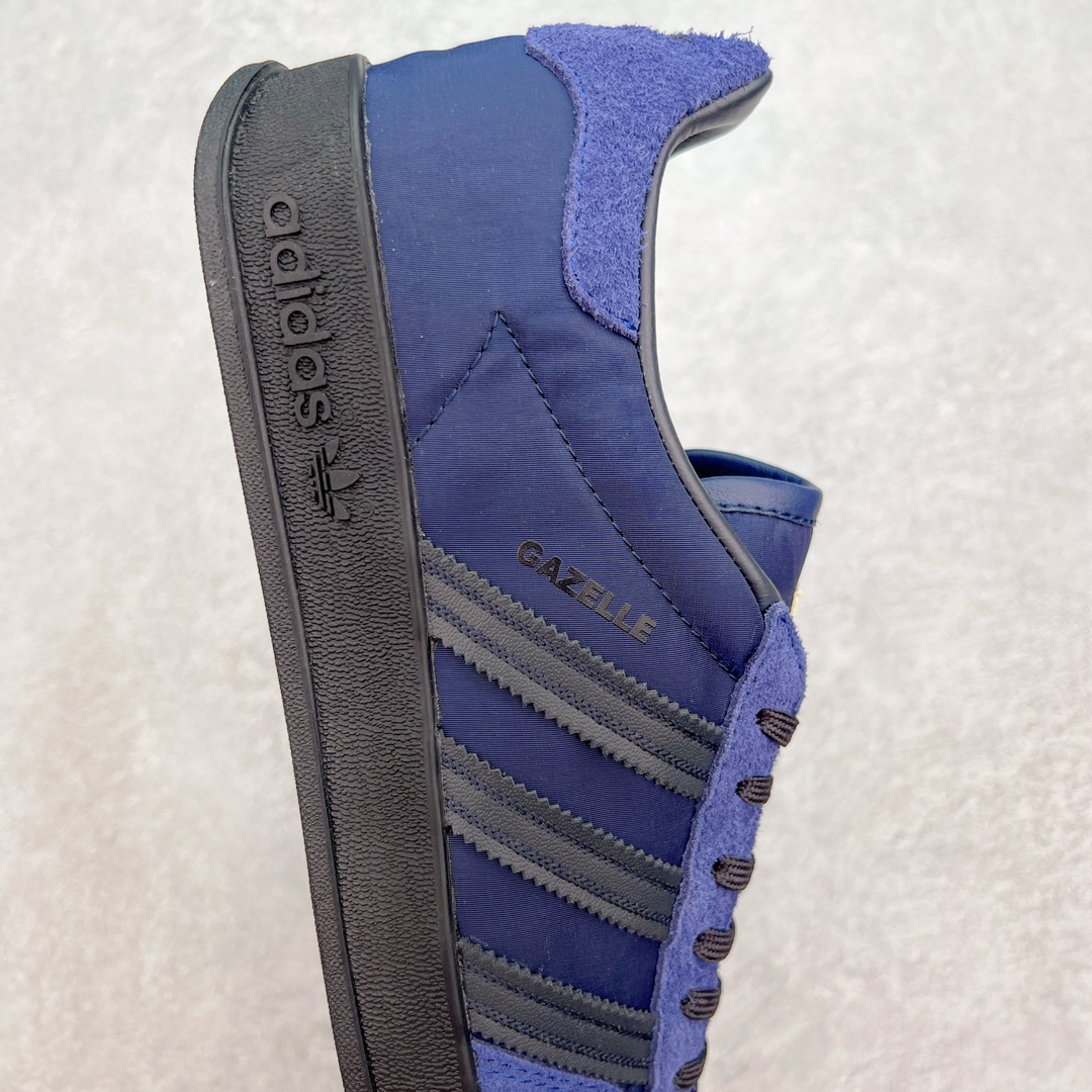 图片[6]-💰180 ＃S2纯原 AD Original Gazelle Indoor Trainers 瞪羚室内鞋系列低帮复古百搭休闲运动德训风板鞋 深蓝 IH9986 高端零售特供批次 原厂定制长毛翻毛皮组合环保纤维革鞋面材质 内置环保海玻璃鞋垫 外置RB橡胶大底 产品品控稳定性领先行业 原厂全套原楦原纸板冲刀磨具开发 原厂皮料加持 原厂港宝加持定型后跟R度完美 将复古进行到底 简约流畅 三十年不变经典 这款Gazelle运动鞋 无论面料、配色、质感或设计 都只在重现其1991年原款的经典 皮革鞋面 撞色三条纹和鞋跟标的设计 力求呈现90年代的经典复古风潮 Samba火热的同时 也带动了其它的复古鞋型 Gazelle便是其中一只 Gazelle Indoor拥有包边更宽的T字型鞋头 更好的保护运动员的前掌 浓浓的复古氛围感 非常适合现在流行的Cleanfit风格 SIZE：36 36.5 37.5 38 38.5 39 40 40.5 41 42 42.5 43 44 44.5 45 46 编码：by2936050-运动鞋