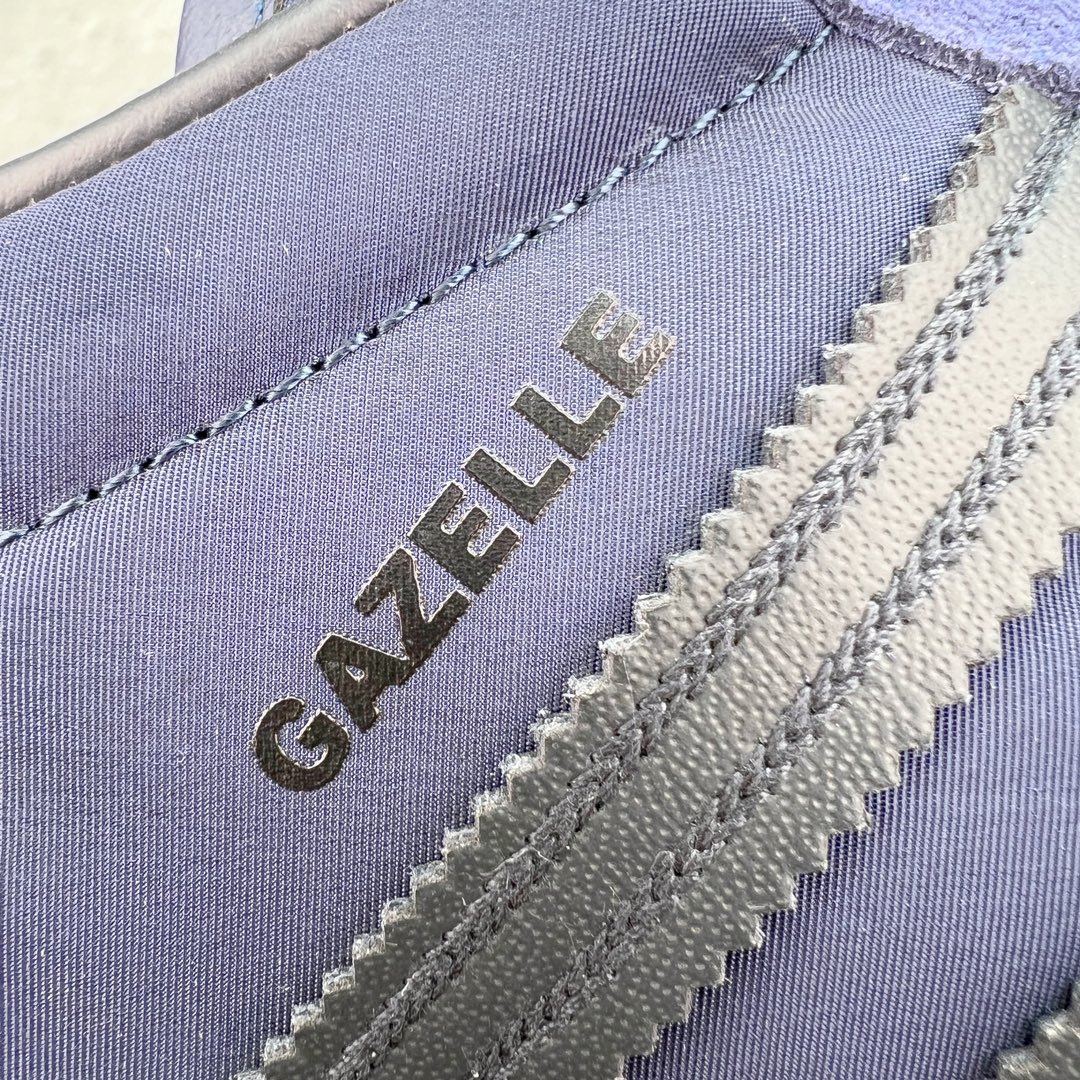 图片[17]-💰180 ＃S2纯原 AD Original Gazelle Indoor Trainers 瞪羚室内鞋系列低帮复古百搭休闲运动德训风板鞋 深蓝 IH9986 高端零售特供批次 原厂定制长毛翻毛皮组合环保纤维革鞋面材质 内置环保海玻璃鞋垫 外置RB橡胶大底 产品品控稳定性领先行业 原厂全套原楦原纸板冲刀磨具开发 原厂皮料加持 原厂港宝加持定型后跟R度完美 将复古进行到底 简约流畅 三十年不变经典 这款Gazelle运动鞋 无论面料、配色、质感或设计 都只在重现其1991年原款的经典 皮革鞋面 撞色三条纹和鞋跟标的设计 力求呈现90年代的经典复古风潮 Samba火热的同时 也带动了其它的复古鞋型 Gazelle便是其中一只 Gazelle Indoor拥有包边更宽的T字型鞋头 更好的保护运动员的前掌 浓浓的复古氛围感 非常适合现在流行的Cleanfit风格 SIZE：36 36.5 37.5 38 38.5 39 40 40.5 41 42 42.5 43 44 44.5 45 46 编码：by2936050-运动鞋