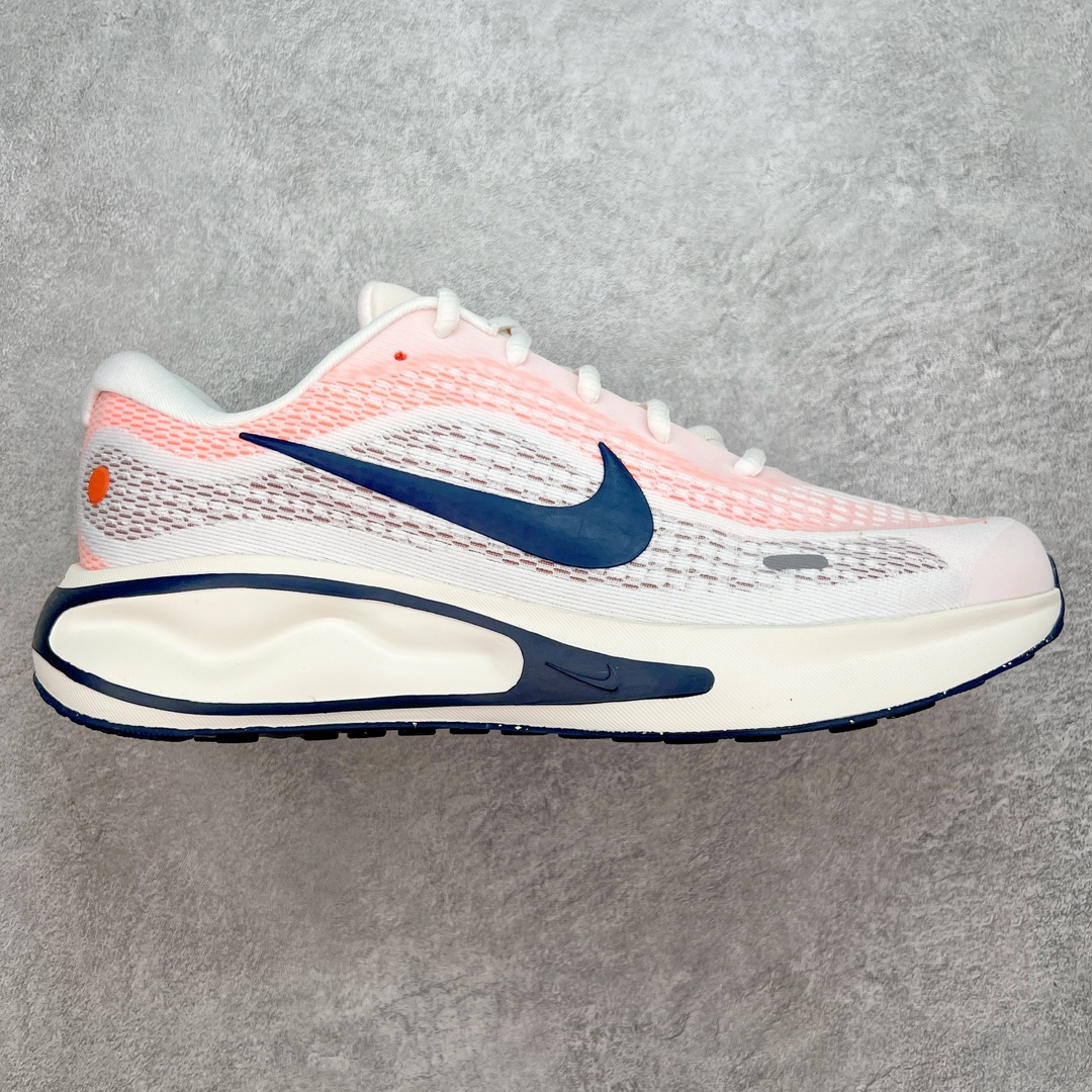 ＃TG纯原 NK Journey Run 旅程慢跑系列低帮轻质缓震休闲运动公路跑步鞋 FN0228-100 采用科技织法轻盈织物合成鞋面材质 搭载柔软厚实ComfiRide 泡绵缓震组合外置防滑耐磨橡胶底片 穿上 Journey Run 公路跑步鞋 尽情畅跑 享受每一步的风景 搭载柔软厚实的 ComfiRide 泡绵缓震配置 助你征服充满挑战的路面 大步流星 微笑前行 该鞋款舒适非凡 让你爱不释脚 尺码：35.5 36 36.5 37.5 38 38.5 39 40 40.5 41 42 42.5 43 44 44.5 45-选品中心