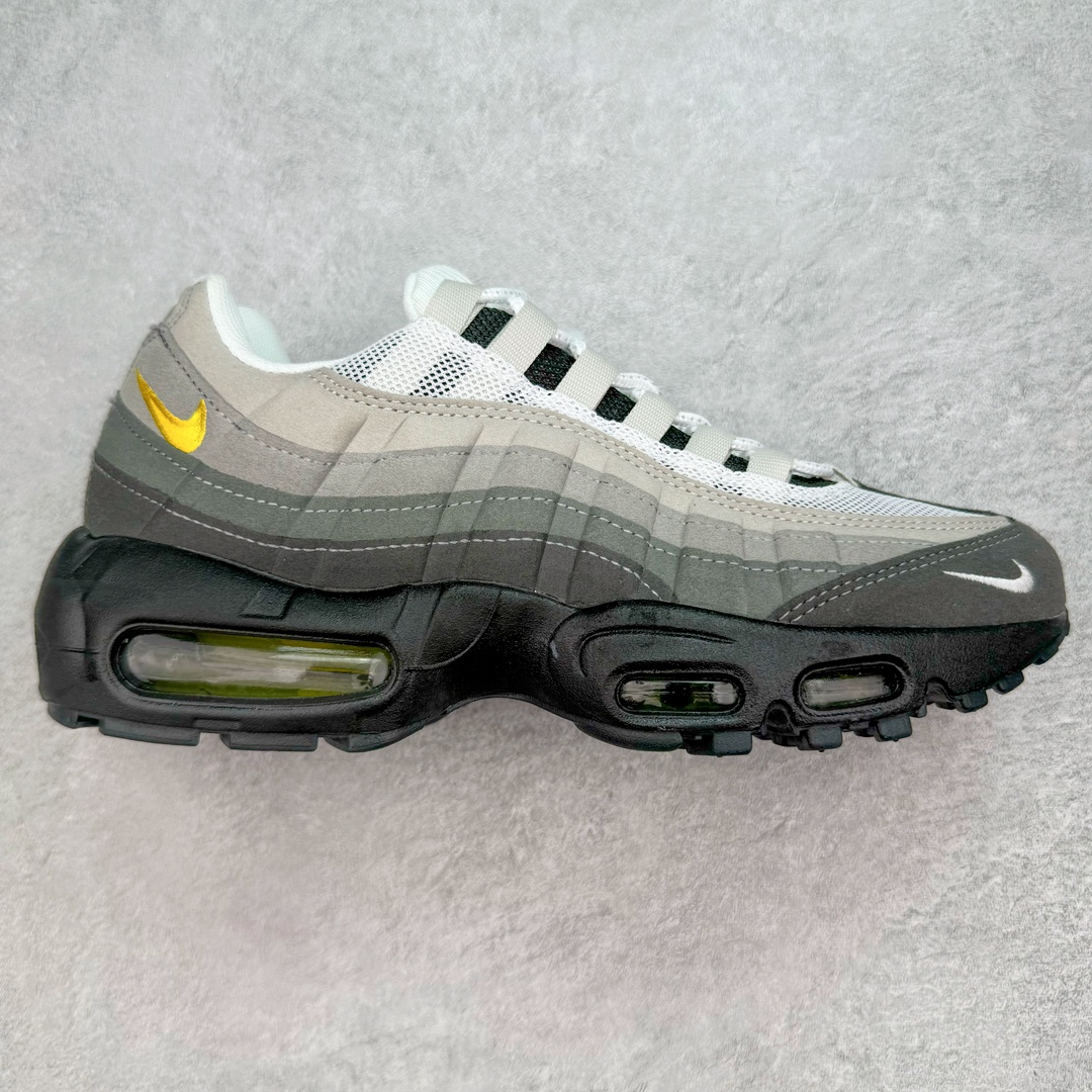 💰180 ＃MX版 NK Air Max 95 复古减震气垫跑鞋 FD9775-001 经典重温 外单专供大厂出品 品质稳定 一百余色 终端操作 鞋款设计灵感源于人体构造 中底设计基于人体的脊柱构造 是整体设计的核心 尼龙孔眼代表了肋骨 而分层式面板和网眼象征着肌肉纤维和肉体组织 Air Max 95采用了两个独立的吹塑成型的Air-Sole单元 并首次在前掌使用可视化气垫设计 Swoosh logo夜当作一个 点符号放在了鞋子的后帮位置 20年的发展让 AIR MAX 95有了不同的故事 20年后再度面向世人的时候 焕然一新的面貌 让人有了另外一种清新脱俗的感觉 SIZE：36 36.5 37.5 38 38.5 39 40 40.5 41 42 42.5 43 44 44.5 45 46 47.5 48 编码：Xby2936050-运动鞋