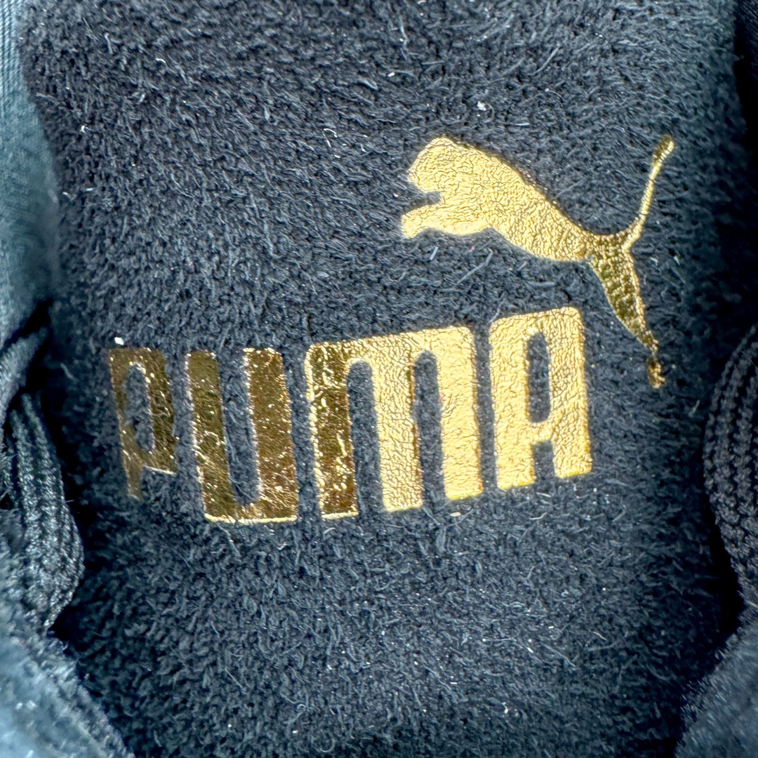 图片[13]-💰170 ＃绿X/GX纯原 Open YY x PUMA Speedca OG 彪马极速赛车系列低帮德训风拼接复古百搭休闲运动赛车鞋 OPEN YY x Puma Speedcat 成为韩国 2024 年至今最热鞋款 引发本地玩家排队疯抢 而缔造者之一 OPEN YY 早已席卷韩国时尚圈 并正试图用 Puma 联名等方式 将「首尔辣妹美学」带向全球 本次与「首尔辣妹衣柜」 OPEN YY 联名 发售之外还在乐天世界购物中心举办 POP UP 时尚博主纷纷到场打卡 让 Puma 的「IT Shoes」进一步拓展韩国市场 本次共发售 3 款配色 粉金、沙银更受女玩家喜爱 用以搭配裙装、运动裤 黑银则低调前卫 且男码几乎无溢价 而让不少玩家「提前种草」的 则是 OPEN YY 示范的「彩色丝袜 blokette 混搭」 配合干燥迷幻的亚文化氛围 成为不少女生的「新搭配指南」POP UP 现场和近两天的社媒上脚图中 不少玩家继续用本次联名 Speedcat 玩转 blokette 并强调 Speedcat 与其他平底运动鞋相比 更加前卫、性感 Speedcat 外 OPEN YY 还将 Puma 的 Tracksuit、复古运动外套等单品 融入自身的「首尔辣妹美学」千禧银、赛车印花设计 颇为符合当下首尔街头日常着装的审美 也同样在发售时受到追捧 尺码：35.5 36 37 37.5 38 38.5 39 40 40.5 41 42 42.5 43 44 45 编码：Xby2936040-运动鞋