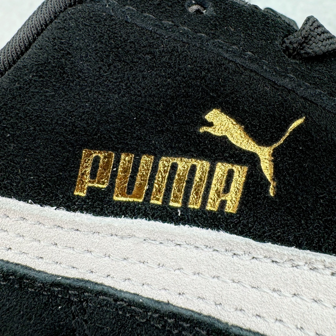 图片[17]-💰170 ＃绿X/GX纯原 Open YY x PUMA Speedca OG 彪马极速赛车系列低帮德训风拼接复古百搭休闲运动赛车鞋 OPEN YY x Puma Speedcat 成为韩国 2024 年至今最热鞋款 引发本地玩家排队疯抢 而缔造者之一 OPEN YY 早已席卷韩国时尚圈 并正试图用 Puma 联名等方式 将「首尔辣妹美学」带向全球 本次与「首尔辣妹衣柜」 OPEN YY 联名 发售之外还在乐天世界购物中心举办 POP UP 时尚博主纷纷到场打卡 让 Puma 的「IT Shoes」进一步拓展韩国市场 本次共发售 3 款配色 粉金、沙银更受女玩家喜爱 用以搭配裙装、运动裤 黑银则低调前卫 且男码几乎无溢价 而让不少玩家「提前种草」的 则是 OPEN YY 示范的「彩色丝袜 blokette 混搭」 配合干燥迷幻的亚文化氛围 成为不少女生的「新搭配指南」POP UP 现场和近两天的社媒上脚图中 不少玩家继续用本次联名 Speedcat 玩转 blokette 并强调 Speedcat 与其他平底运动鞋相比 更加前卫、性感 Speedcat 外 OPEN YY 还将 Puma 的 Tracksuit、复古运动外套等单品 融入自身的「首尔辣妹美学」千禧银、赛车印花设计 颇为符合当下首尔街头日常着装的审美 也同样在发售时受到追捧 尺码：35.5 36 37 37.5 38 38.5 39 40 40.5 41 42 42.5 43 44 45 编码：Xby2936040-运动鞋