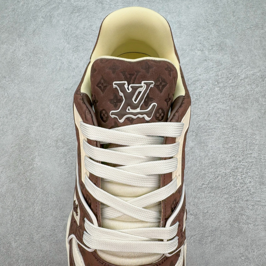 图片[5]-💰480 ＃GD广顶 Louis Vuitton Trainer lv路易威登时装走秀运动时尚板鞋 外贸零售特供批次 2023全新纸板数据 印花高频效果碾压市面 市售天花板产物 耗时半年巨作 全套原厂新版原纸板楦头开发 原厂特供皮料加持 市场所有版本中综合最强的货品 GD实力大厂出品 全网最全配色更新最快 最成熟的做工稳定的品控 完美鞋型超高的清洁度 零毛边线头瑕疵 全套原楦原纸版原鞋开模 全网最具灵魂的版型 正确原装黄色鞋盒 正确中底印花 鞋面印花3D高频深度立体 全鞋电脑针车 紧密相连 针距密度一致 环保乳胶注塑鞋垫 厚度脚感还原原版 皮面裁剪部位 统一油边封口工艺 原装橡胶大底含胶量大底组合零偏差 专柜全套包装 防尘袋 说明书 质保卡 男女鞋 尺码：35 36 37 38 39 40 41 42 43 44 45 编码：by5936050-运动鞋