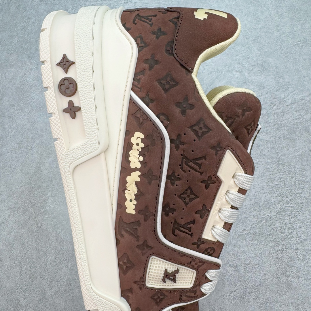 图片[6]-💰480 ＃GD广顶 Louis Vuitton Trainer lv路易威登时装走秀运动时尚板鞋 外贸零售特供批次 2023全新纸板数据 印花高频效果碾压市面 市售天花板产物 耗时半年巨作 全套原厂新版原纸板楦头开发 原厂特供皮料加持 市场所有版本中综合最强的货品 GD实力大厂出品 全网最全配色更新最快 最成熟的做工稳定的品控 完美鞋型超高的清洁度 零毛边线头瑕疵 全套原楦原纸版原鞋开模 全网最具灵魂的版型 正确原装黄色鞋盒 正确中底印花 鞋面印花3D高频深度立体 全鞋电脑针车 紧密相连 针距密度一致 环保乳胶注塑鞋垫 厚度脚感还原原版 皮面裁剪部位 统一油边封口工艺 原装橡胶大底含胶量大底组合零偏差 专柜全套包装 防尘袋 说明书 质保卡 男女鞋 尺码：35 36 37 38 39 40 41 42 43 44 45 编码：by5936050-运动鞋