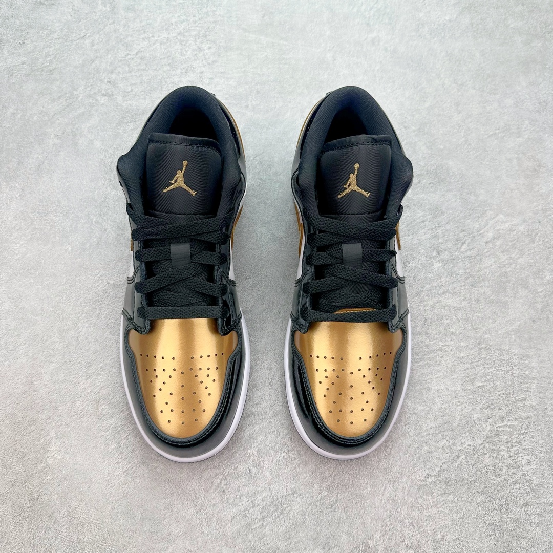 图片[2]-💰120 ＃奥莱Zp订单福利‼Air Jordan AJ1 Low 低帮复古潮流百搭篮球鞋 独家渠道 市面未流通批次 奥莱直播间499 599一样的东西 碾压市面现存所有版本 公司一样的东西 超值回馈 帮你省钱 支持各种鉴定 Air Jordan 1 于1985年推出 是耐克第一双以乔丹名字命名的篮球鞋 正是这双鞋 开启了一个时代 其外形的灵感来自于在当年风靡一时的Air Force 1 同时降低中底厚度 減轻重量 增加贴地感 并采用了后掌Air Sole气垫 最经典的飞翼 Logo来自于当时的Nike创意总监 Peter Moore 作为一款革命性的球鞋 AirJordan 1曾因违反了当时联盟的统一着装规定而被巨额罚款 但这道禁令却也令Air Jordan 1火爆一时 遭到疯抢 并因此留下一段佳话 SIZE：35.5 36 36.5 37.5 38 38.5 39 40  编码：Gby1936090-运动鞋