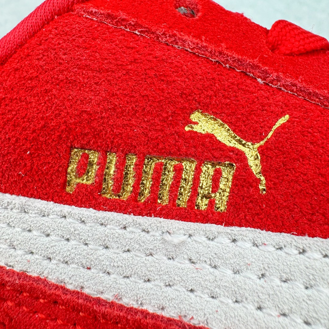 图片[16]-💰170 ＃绿X/GX纯原 Open YY x PUMA Speedca OG 彪马极速赛车系列低帮德训风拼接复古百搭休闲运动赛车鞋 OPEN YY x Puma Speedcat 成为韩国 2024 年至今最热鞋款 引发本地玩家排队疯抢 而缔造者之一 OPEN YY 早已席卷韩国时尚圈 并正试图用 Puma 联名等方式 将「首尔辣妹美学」带向全球 本次与「首尔辣妹衣柜」 OPEN YY 联名 发售之外还在乐天世界购物中心举办 POP UP 时尚博主纷纷到场打卡 让 Puma 的「IT Shoes」进一步拓展韩国市场 本次共发售 3 款配色 粉金、沙银更受女玩家喜爱 用以搭配裙装、运动裤 黑银则低调前卫 且男码几乎无溢价 而让不少玩家「提前种草」的 则是 OPEN YY 示范的「彩色丝袜 blokette 混搭」 配合干燥迷幻的亚文化氛围 成为不少女生的「新搭配指南」POP UP 现场和近两天的社媒上脚图中 不少玩家继续用本次联名 Speedcat 玩转 blokette 并强调 Speedcat 与其他平底运动鞋相比 更加前卫、性感 Speedcat 外 OPEN YY 还将 Puma 的 Tracksuit、复古运动外套等单品 融入自身的「首尔辣妹美学」千禧银、赛车印花设计 颇为符合当下首尔街头日常着装的审美 也同样在发售时受到追捧 尺码：35.5 36 37 37.5 38 38.5 39 40 40.5 41 42 42.5 43 44 45 编码：Xby2936040-运动鞋