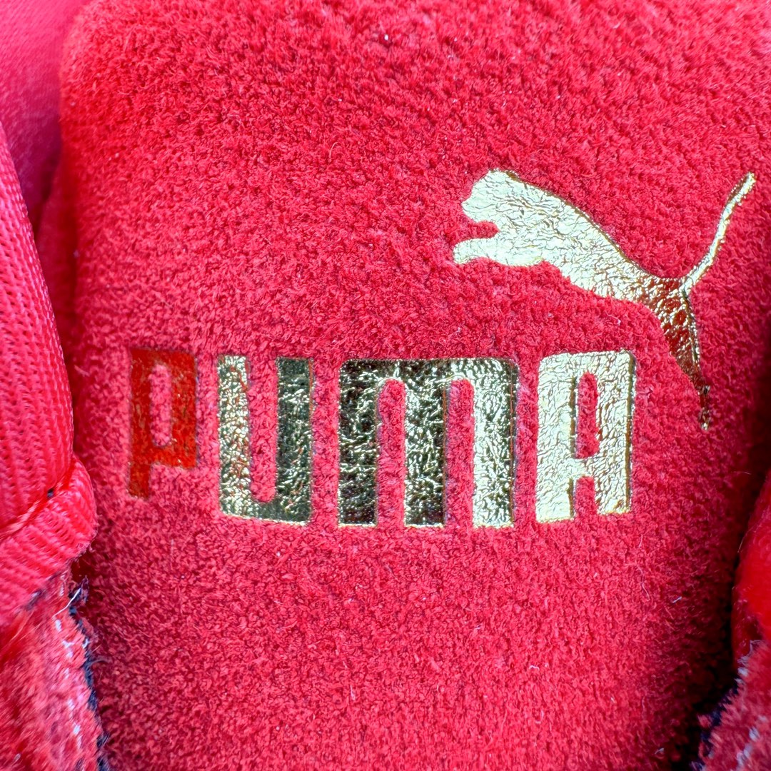 图片[13]-💰170 ＃绿X/GX纯原 Open YY x PUMA Speedca OG 彪马极速赛车系列低帮德训风拼接复古百搭休闲运动赛车鞋 OPEN YY x Puma Speedcat 成为韩国 2024 年至今最热鞋款 引发本地玩家排队疯抢 而缔造者之一 OPEN YY 早已席卷韩国时尚圈 并正试图用 Puma 联名等方式 将「首尔辣妹美学」带向全球 本次与「首尔辣妹衣柜」 OPEN YY 联名 发售之外还在乐天世界购物中心举办 POP UP 时尚博主纷纷到场打卡 让 Puma 的「IT Shoes」进一步拓展韩国市场 本次共发售 3 款配色 粉金、沙银更受女玩家喜爱 用以搭配裙装、运动裤 黑银则低调前卫 且男码几乎无溢价 而让不少玩家「提前种草」的 则是 OPEN YY 示范的「彩色丝袜 blokette 混搭」 配合干燥迷幻的亚文化氛围 成为不少女生的「新搭配指南」POP UP 现场和近两天的社媒上脚图中 不少玩家继续用本次联名 Speedcat 玩转 blokette 并强调 Speedcat 与其他平底运动鞋相比 更加前卫、性感 Speedcat 外 OPEN YY 还将 Puma 的 Tracksuit、复古运动外套等单品 融入自身的「首尔辣妹美学」千禧银、赛车印花设计 颇为符合当下首尔街头日常着装的审美 也同样在发售时受到追捧 尺码：35.5 36 37 37.5 38 38.5 39 40 40.5 41 42 42.5 43 44 45 编码：Xby2936040-运动鞋