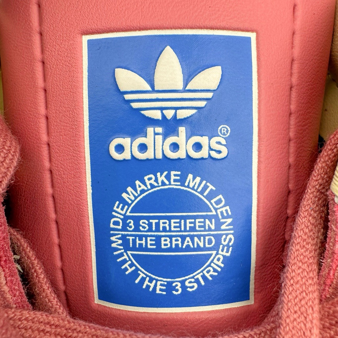 图片[22]-＃VT纯原 AD Original Gazelle Indoor Trainers 瞪羚室内鞋系列低帮复古百搭休闲运动德训风板鞋 草莓熊 IF1809 高端零售特供批次 原厂定制长毛翻毛皮组合环保纤维革鞋面材质 内置环保海玻璃鞋垫 外置RB橡胶大底 产品品控稳定性领先行业 原厂全套原楦原纸板冲刀磨具开发 原厂皮料加持 原厂港宝加持定型后跟R度完美 将复古进行到底 简约流畅 三十年不变经典 这款Gazelle运动鞋 无论面料、配色、质感或设计 都只在重现其1991年原款的经典 皮革鞋面 撞色三条纹和鞋跟标的设计 力求呈现90年代的经典复古风潮 Samba火热的同时 也带动了其它的复古鞋型 Gazelle便是其中一只 Gazelle Indoor拥有包边更宽的T字型鞋头 更好的保护运动员的前掌 浓浓的复古氛围感 非常适合现在流行的Cleanfit风格 尺码：35.5 36 36.5 37.5 38 38.5 39 40 40.5 41 42 42.5 43 44 44.5 45 46-选品中心