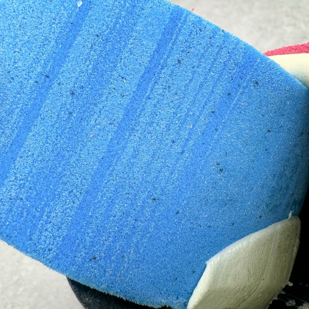 图片[20]-＃VT纯原 AD Original Gazelle Indoor Trainers 瞪羚室内鞋系列低帮复古百搭休闲运动德训风板鞋 草莓熊 IF1809 高端零售特供批次 原厂定制长毛翻毛皮组合环保纤维革鞋面材质 内置环保海玻璃鞋垫 外置RB橡胶大底 产品品控稳定性领先行业 原厂全套原楦原纸板冲刀磨具开发 原厂皮料加持 原厂港宝加持定型后跟R度完美 将复古进行到底 简约流畅 三十年不变经典 这款Gazelle运动鞋 无论面料、配色、质感或设计 都只在重现其1991年原款的经典 皮革鞋面 撞色三条纹和鞋跟标的设计 力求呈现90年代的经典复古风潮 Samba火热的同时 也带动了其它的复古鞋型 Gazelle便是其中一只 Gazelle Indoor拥有包边更宽的T字型鞋头 更好的保护运动员的前掌 浓浓的复古氛围感 非常适合现在流行的Cleanfit风格 尺码：35.5 36 36.5 37.5 38 38.5 39 40 40.5 41 42 42.5 43 44 44.5 45 46-选品中心