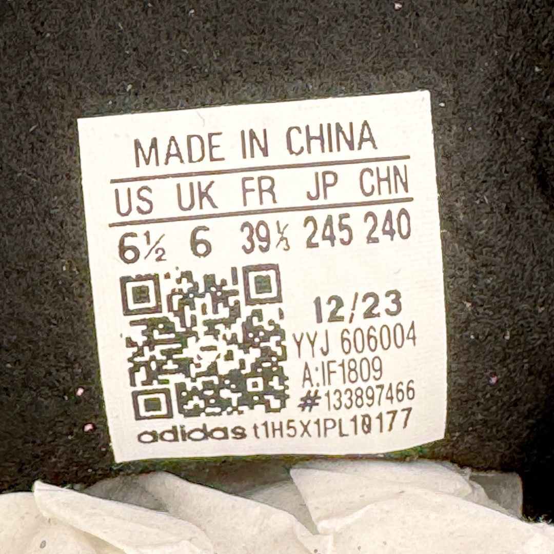 图片[15]-＃VT纯原 AD Original Gazelle Indoor Trainers 瞪羚室内鞋系列低帮复古百搭休闲运动德训风板鞋 草莓熊 IF1809 高端零售特供批次 原厂定制长毛翻毛皮组合环保纤维革鞋面材质 内置环保海玻璃鞋垫 外置RB橡胶大底 产品品控稳定性领先行业 原厂全套原楦原纸板冲刀磨具开发 原厂皮料加持 原厂港宝加持定型后跟R度完美 将复古进行到底 简约流畅 三十年不变经典 这款Gazelle运动鞋 无论面料、配色、质感或设计 都只在重现其1991年原款的经典 皮革鞋面 撞色三条纹和鞋跟标的设计 力求呈现90年代的经典复古风潮 Samba火热的同时 也带动了其它的复古鞋型 Gazelle便是其中一只 Gazelle Indoor拥有包边更宽的T字型鞋头 更好的保护运动员的前掌 浓浓的复古氛围感 非常适合现在流行的Cleanfit风格 尺码：35.5 36 36.5 37.5 38 38.5 39 40 40.5 41 42 42.5 43 44 44.5 45 46-选品中心