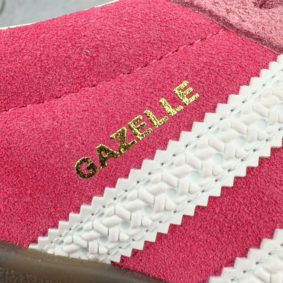 图片[11]-＃VT纯原 AD Original Gazelle Indoor Trainers 瞪羚室内鞋系列低帮复古百搭休闲运动德训风板鞋 草莓熊 IF1809 高端零售特供批次 原厂定制长毛翻毛皮组合环保纤维革鞋面材质 内置环保海玻璃鞋垫 外置RB橡胶大底 产品品控稳定性领先行业 原厂全套原楦原纸板冲刀磨具开发 原厂皮料加持 原厂港宝加持定型后跟R度完美 将复古进行到底 简约流畅 三十年不变经典 这款Gazelle运动鞋 无论面料、配色、质感或设计 都只在重现其1991年原款的经典 皮革鞋面 撞色三条纹和鞋跟标的设计 力求呈现90年代的经典复古风潮 Samba火热的同时 也带动了其它的复古鞋型 Gazelle便是其中一只 Gazelle Indoor拥有包边更宽的T字型鞋头 更好的保护运动员的前掌 浓浓的复古氛围感 非常适合现在流行的Cleanfit风格 尺码：35.5 36 36.5 37.5 38 38.5 39 40 40.5 41 42 42.5 43 44 44.5 45 46-选品中心