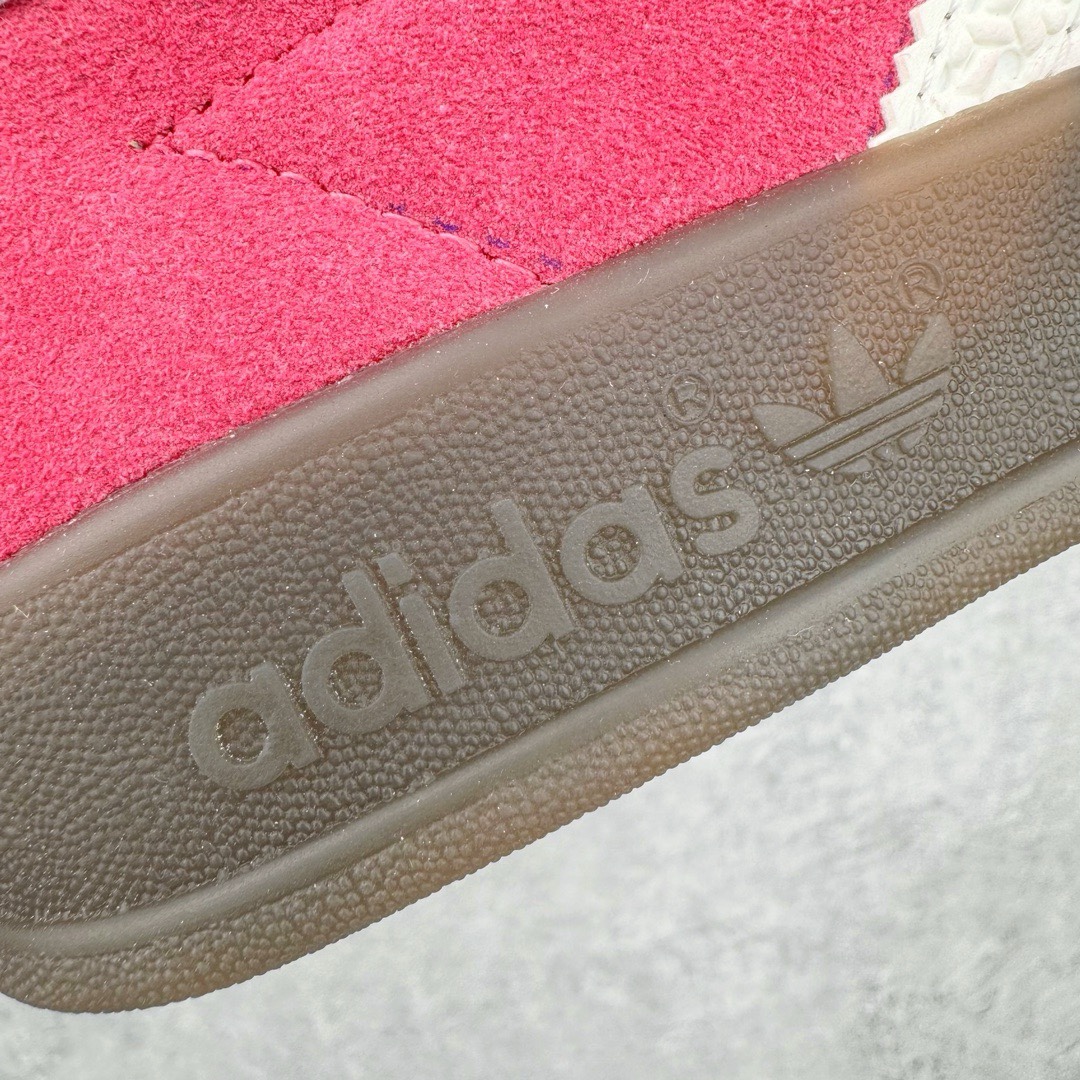 图片[12]-＃VT纯原 AD Original Gazelle Indoor Trainers 瞪羚室内鞋系列低帮复古百搭休闲运动德训风板鞋 草莓熊 IF1809 高端零售特供批次 原厂定制长毛翻毛皮组合环保纤维革鞋面材质 内置环保海玻璃鞋垫 外置RB橡胶大底 产品品控稳定性领先行业 原厂全套原楦原纸板冲刀磨具开发 原厂皮料加持 原厂港宝加持定型后跟R度完美 将复古进行到底 简约流畅 三十年不变经典 这款Gazelle运动鞋 无论面料、配色、质感或设计 都只在重现其1991年原款的经典 皮革鞋面 撞色三条纹和鞋跟标的设计 力求呈现90年代的经典复古风潮 Samba火热的同时 也带动了其它的复古鞋型 Gazelle便是其中一只 Gazelle Indoor拥有包边更宽的T字型鞋头 更好的保护运动员的前掌 浓浓的复古氛围感 非常适合现在流行的Cleanfit风格 尺码：35.5 36 36.5 37.5 38 38.5 39 40 40.5 41 42 42.5 43 44 44.5 45 46-选品中心