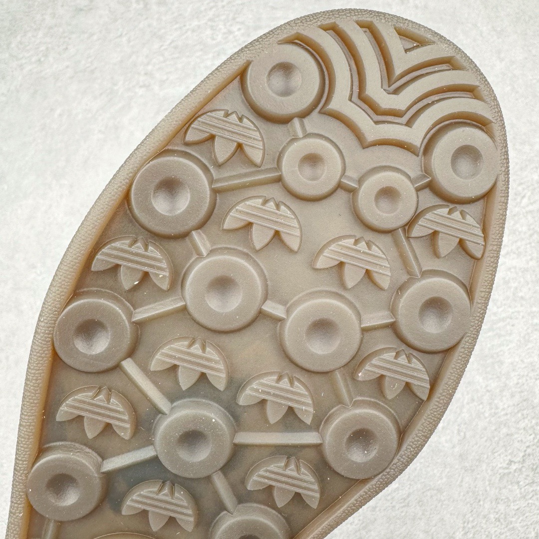 图片[16]-＃VT纯原 AD Original Gazelle Indoor Trainers 瞪羚室内鞋系列低帮复古百搭休闲运动德训风板鞋 草莓熊 IF1809 高端零售特供批次 原厂定制长毛翻毛皮组合环保纤维革鞋面材质 内置环保海玻璃鞋垫 外置RB橡胶大底 产品品控稳定性领先行业 原厂全套原楦原纸板冲刀磨具开发 原厂皮料加持 原厂港宝加持定型后跟R度完美 将复古进行到底 简约流畅 三十年不变经典 这款Gazelle运动鞋 无论面料、配色、质感或设计 都只在重现其1991年原款的经典 皮革鞋面 撞色三条纹和鞋跟标的设计 力求呈现90年代的经典复古风潮 Samba火热的同时 也带动了其它的复古鞋型 Gazelle便是其中一只 Gazelle Indoor拥有包边更宽的T字型鞋头 更好的保护运动员的前掌 浓浓的复古氛围感 非常适合现在流行的Cleanfit风格 尺码：35.5 36 36.5 37.5 38 38.5 39 40 40.5 41 42 42.5 43 44 44.5 45 46-选品中心