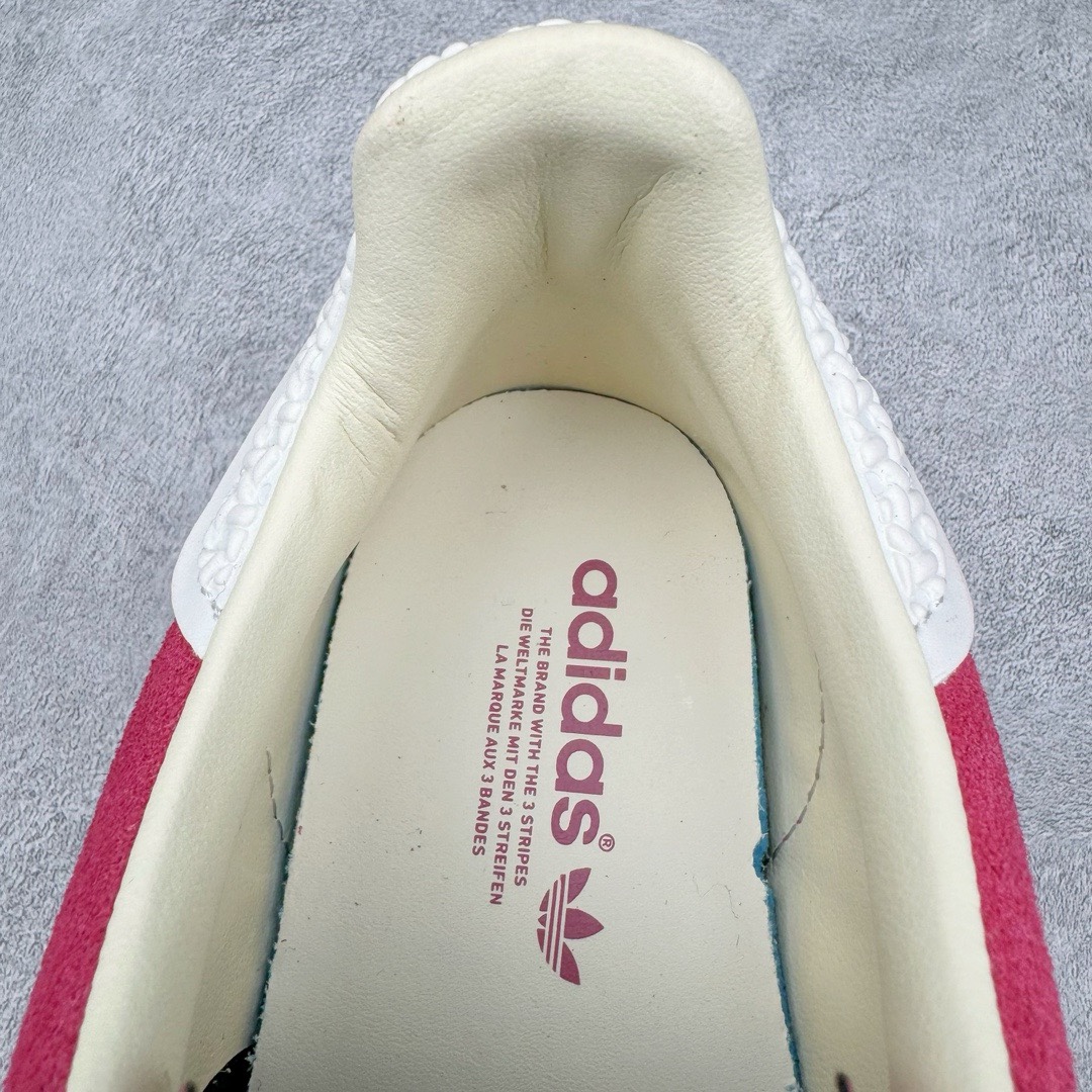 图片[18]-＃VT纯原 AD Original Gazelle Indoor Trainers 瞪羚室内鞋系列低帮复古百搭休闲运动德训风板鞋 草莓熊 IF1809 高端零售特供批次 原厂定制长毛翻毛皮组合环保纤维革鞋面材质 内置环保海玻璃鞋垫 外置RB橡胶大底 产品品控稳定性领先行业 原厂全套原楦原纸板冲刀磨具开发 原厂皮料加持 原厂港宝加持定型后跟R度完美 将复古进行到底 简约流畅 三十年不变经典 这款Gazelle运动鞋 无论面料、配色、质感或设计 都只在重现其1991年原款的经典 皮革鞋面 撞色三条纹和鞋跟标的设计 力求呈现90年代的经典复古风潮 Samba火热的同时 也带动了其它的复古鞋型 Gazelle便是其中一只 Gazelle Indoor拥有包边更宽的T字型鞋头 更好的保护运动员的前掌 浓浓的复古氛围感 非常适合现在流行的Cleanfit风格 尺码：35.5 36 36.5 37.5 38 38.5 39 40 40.5 41 42 42.5 43 44 44.5 45 46-选品中心