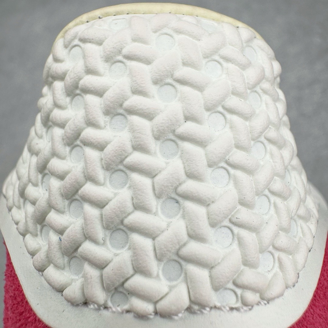 图片[21]-＃VT纯原 AD Original Gazelle Indoor Trainers 瞪羚室内鞋系列低帮复古百搭休闲运动德训风板鞋 草莓熊 IF1809 高端零售特供批次 原厂定制长毛翻毛皮组合环保纤维革鞋面材质 内置环保海玻璃鞋垫 外置RB橡胶大底 产品品控稳定性领先行业 原厂全套原楦原纸板冲刀磨具开发 原厂皮料加持 原厂港宝加持定型后跟R度完美 将复古进行到底 简约流畅 三十年不变经典 这款Gazelle运动鞋 无论面料、配色、质感或设计 都只在重现其1991年原款的经典 皮革鞋面 撞色三条纹和鞋跟标的设计 力求呈现90年代的经典复古风潮 Samba火热的同时 也带动了其它的复古鞋型 Gazelle便是其中一只 Gazelle Indoor拥有包边更宽的T字型鞋头 更好的保护运动员的前掌 浓浓的复古氛围感 非常适合现在流行的Cleanfit风格 尺码：35.5 36 36.5 37.5 38 38.5 39 40 40.5 41 42 42.5 43 44 44.5 45 46-选品中心