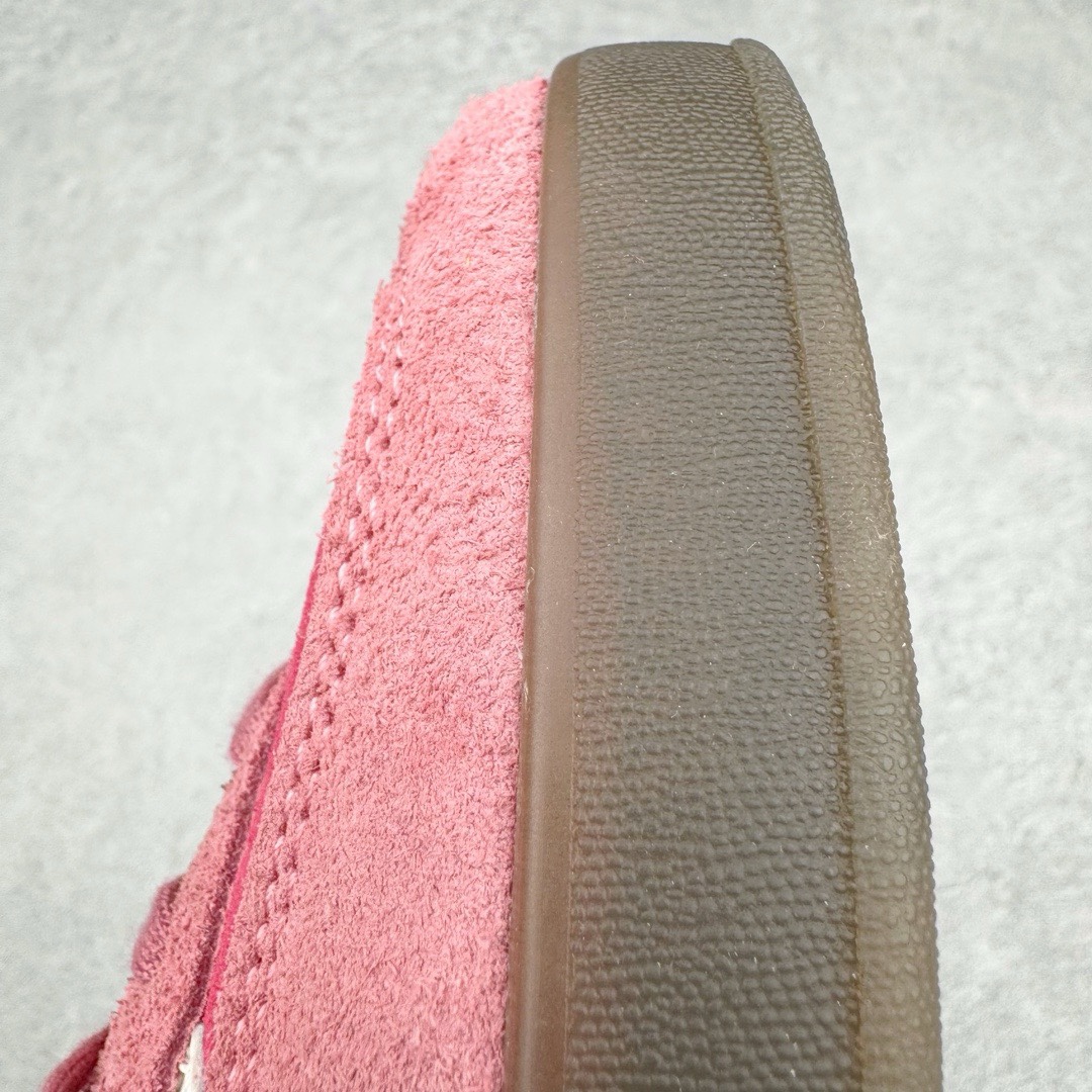 图片[14]-＃VT纯原 AD Original Gazelle Indoor Trainers 瞪羚室内鞋系列低帮复古百搭休闲运动德训风板鞋 草莓熊 IF1809 高端零售特供批次 原厂定制长毛翻毛皮组合环保纤维革鞋面材质 内置环保海玻璃鞋垫 外置RB橡胶大底 产品品控稳定性领先行业 原厂全套原楦原纸板冲刀磨具开发 原厂皮料加持 原厂港宝加持定型后跟R度完美 将复古进行到底 简约流畅 三十年不变经典 这款Gazelle运动鞋 无论面料、配色、质感或设计 都只在重现其1991年原款的经典 皮革鞋面 撞色三条纹和鞋跟标的设计 力求呈现90年代的经典复古风潮 Samba火热的同时 也带动了其它的复古鞋型 Gazelle便是其中一只 Gazelle Indoor拥有包边更宽的T字型鞋头 更好的保护运动员的前掌 浓浓的复古氛围感 非常适合现在流行的Cleanfit风格 尺码：35.5 36 36.5 37.5 38 38.5 39 40 40.5 41 42 42.5 43 44 44.5 45 46-选品中心