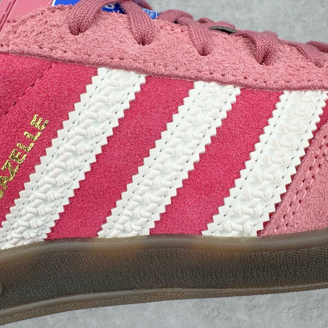 图片[10]-＃VT纯原 AD Original Gazelle Indoor Trainers 瞪羚室内鞋系列低帮复古百搭休闲运动德训风板鞋 草莓熊 IF1809 高端零售特供批次 原厂定制长毛翻毛皮组合环保纤维革鞋面材质 内置环保海玻璃鞋垫 外置RB橡胶大底 产品品控稳定性领先行业 原厂全套原楦原纸板冲刀磨具开发 原厂皮料加持 原厂港宝加持定型后跟R度完美 将复古进行到底 简约流畅 三十年不变经典 这款Gazelle运动鞋 无论面料、配色、质感或设计 都只在重现其1991年原款的经典 皮革鞋面 撞色三条纹和鞋跟标的设计 力求呈现90年代的经典复古风潮 Samba火热的同时 也带动了其它的复古鞋型 Gazelle便是其中一只 Gazelle Indoor拥有包边更宽的T字型鞋头 更好的保护运动员的前掌 浓浓的复古氛围感 非常适合现在流行的Cleanfit风格 尺码：35.5 36 36.5 37.5 38 38.5 39 40 40.5 41 42 42.5 43 44 44.5 45 46-选品中心