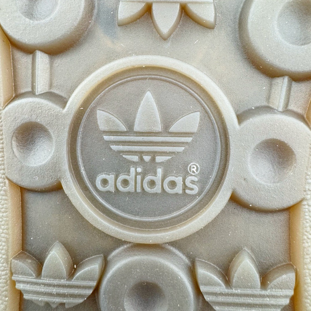 图片[17]-＃VT纯原 AD Original Gazelle Indoor Trainers 瞪羚室内鞋系列低帮复古百搭休闲运动德训风板鞋 草莓熊 IF1809 高端零售特供批次 原厂定制长毛翻毛皮组合环保纤维革鞋面材质 内置环保海玻璃鞋垫 外置RB橡胶大底 产品品控稳定性领先行业 原厂全套原楦原纸板冲刀磨具开发 原厂皮料加持 原厂港宝加持定型后跟R度完美 将复古进行到底 简约流畅 三十年不变经典 这款Gazelle运动鞋 无论面料、配色、质感或设计 都只在重现其1991年原款的经典 皮革鞋面 撞色三条纹和鞋跟标的设计 力求呈现90年代的经典复古风潮 Samba火热的同时 也带动了其它的复古鞋型 Gazelle便是其中一只 Gazelle Indoor拥有包边更宽的T字型鞋头 更好的保护运动员的前掌 浓浓的复古氛围感 非常适合现在流行的Cleanfit风格 尺码：35.5 36 36.5 37.5 38 38.5 39 40 40.5 41 42 42.5 43 44 44.5 45 46-选品中心