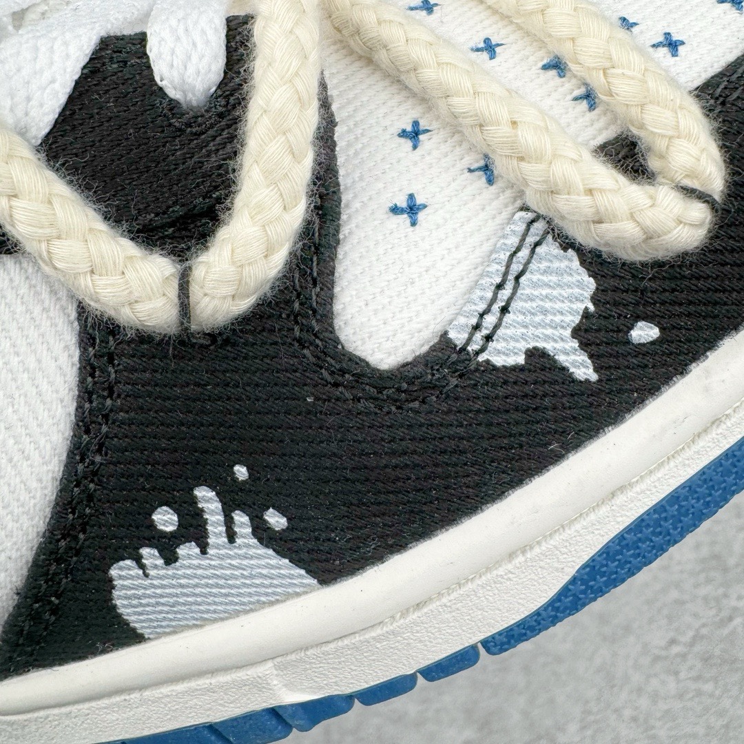 图片[13]-＃YC纯原福利 NK Dunk Low 资深玩家刺子绣 黑白蓝 DV0834-101 定制系列天花板 无原鞋不开发 全系列得物原鞋一比一校对开发 配色持续更新中 终端对接 优势输出 全套原厂楦头原纸板数据档案倾力打造 原汁原味莞产 极致还原 圈内最强针车工艺 高端零售指定版 广东原厂配套原盒原标 鞋盒分三个尺码段 原厂冲刀 超高清洁度 全鞋零毛边皮料切割 采用原厂百宏鞋带以及原厂百宏织唛舌标 内标可供原厂几率过验 进口原装条纹中底布 四线拉帮白色点胶 原厂拉帮手法遵循公司 原厂电绣 极致还原 尺码：35.5 36 36.5 37.5 38 38.5 39 40 40.5 41 42 42.5 43 44 44.5 45 46 47.5-选品中心