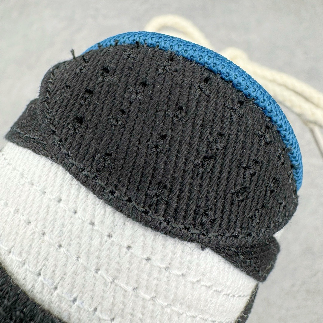 图片[14]-＃YC纯原福利 NK Dunk Low 资深玩家刺子绣 黑白蓝 DV0834-101 定制系列天花板 无原鞋不开发 全系列得物原鞋一比一校对开发 配色持续更新中 终端对接 优势输出 全套原厂楦头原纸板数据档案倾力打造 原汁原味莞产 极致还原 圈内最强针车工艺 高端零售指定版 广东原厂配套原盒原标 鞋盒分三个尺码段 原厂冲刀 超高清洁度 全鞋零毛边皮料切割 采用原厂百宏鞋带以及原厂百宏织唛舌标 内标可供原厂几率过验 进口原装条纹中底布 四线拉帮白色点胶 原厂拉帮手法遵循公司 原厂电绣 极致还原 尺码：35.5 36 36.5 37.5 38 38.5 39 40 40.5 41 42 42.5 43 44 44.5 45 46 47.5-选品中心