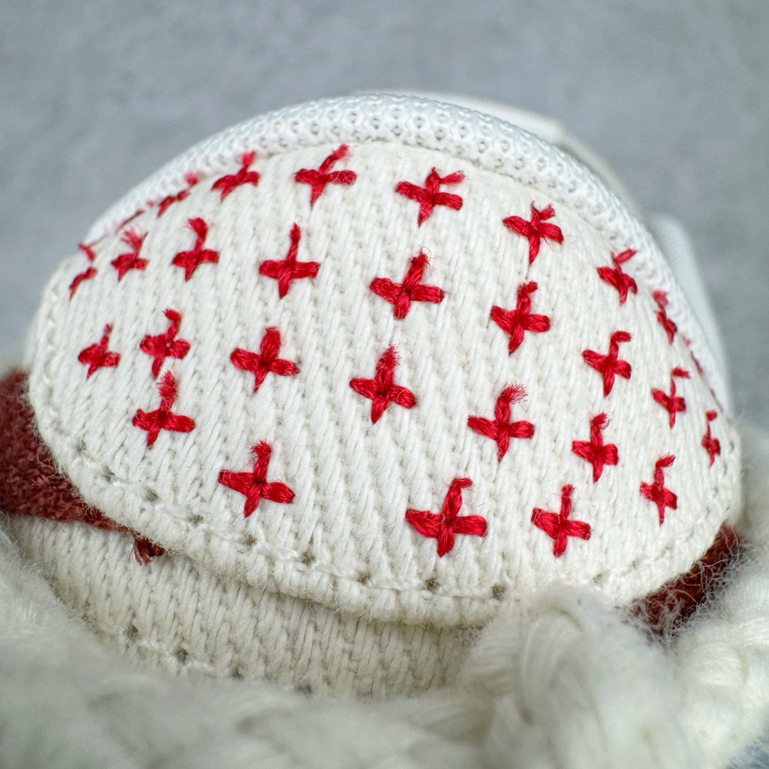 图片[13]-＃YC纯原福利 NK Dunk Low 天使刺子绣 灰棕红 DV0834-100 定制系列天花板 无原鞋不开发 全系列得物原鞋一比一校对开发 配色持续更新中 终端对接 优势输出 全套原厂楦头原纸板数据档案倾力打造 原汁原味莞产 极致还原 圈内最强针车工艺 高端零售指定版 广东原厂配套原盒原标 鞋盒分三个尺码段 原厂冲刀 超高清洁度 全鞋零毛边皮料切割 采用原厂百宏鞋带以及原厂百宏织唛舌标 内标可供原厂几率过验 进口原装条纹中底布 四线拉帮白色点胶 原厂拉帮手法遵循公司 原厂电绣 极致还原 尺码：35.5 36 36.5 37.5 38 38.5 39 40 40.5 41 42 42.5 43 44 44.5 45 46 47.5-选品中心