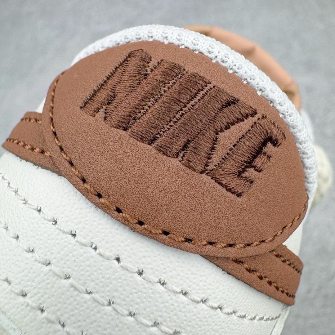 图片[14]-＃YC纯原福利 NK Dunk Low 豆乳熊仔 美拉德 棕米 DD1873-200 定制系列天花板 无原鞋不开发 全系列得物原鞋一比一校对开发 配色持续更新中 终端对接 优势输出 全套原厂楦头原纸板数据档案倾力打造 原汁原味莞产 极致还原 圈内最强针车工艺 高端零售指定版 广东原厂配套原盒原标 鞋盒分三个尺码段 原厂冲刀 超高清洁度 全鞋零毛边皮料切割 采用原厂百宏鞋带以及原厂百宏织唛舌标 内标可供原厂几率过验 进口原装条纹中底布 四线拉帮白色点胶 原厂拉帮手法遵循公司 原厂电绣 极致还原 尺码：35.5 36 36.5 37.5 38 38.5 39 40 40.5 41 42 42.5 43 44 44.5 45 46-选品中心