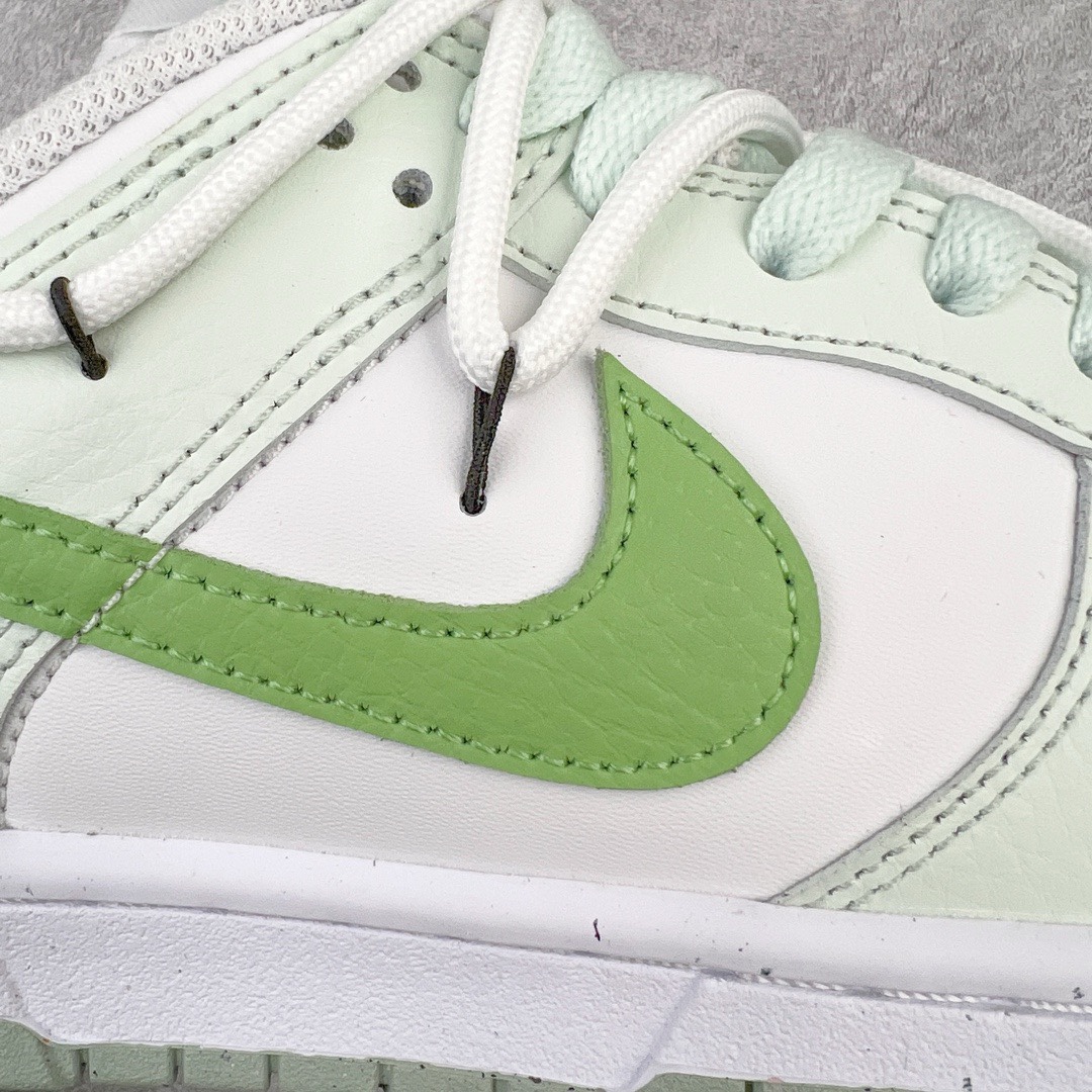 图片[13]-＃YC纯原福利 NK Dunk Low 解构 青提奶绿 DN1431-102 定制系列天花板 无原鞋不开发 全系列得物原鞋一比一校对开发 配色持续更新中 终端对接 优势输出 全套原厂楦头原纸板数据档案倾力打造 原汁原味莞产 极致还原 圈内最强针车工艺 高端零售指定版 广东原厂配套原盒原标 鞋盒分三个尺码段 原厂冲刀 超高清洁度 全鞋零毛边皮料切割 采用原厂百宏鞋带以及原厂百宏织唛舌标 内标可供原厂几率过验 进口原装条纹中底布 四线拉帮白色点胶 原厂拉帮手法遵循公司 原厂电绣 极致还原 尺码：35.5 36 36.5 37.5 38 38.5 39 40 40.5 41 42 42.5 43 44-选品中心