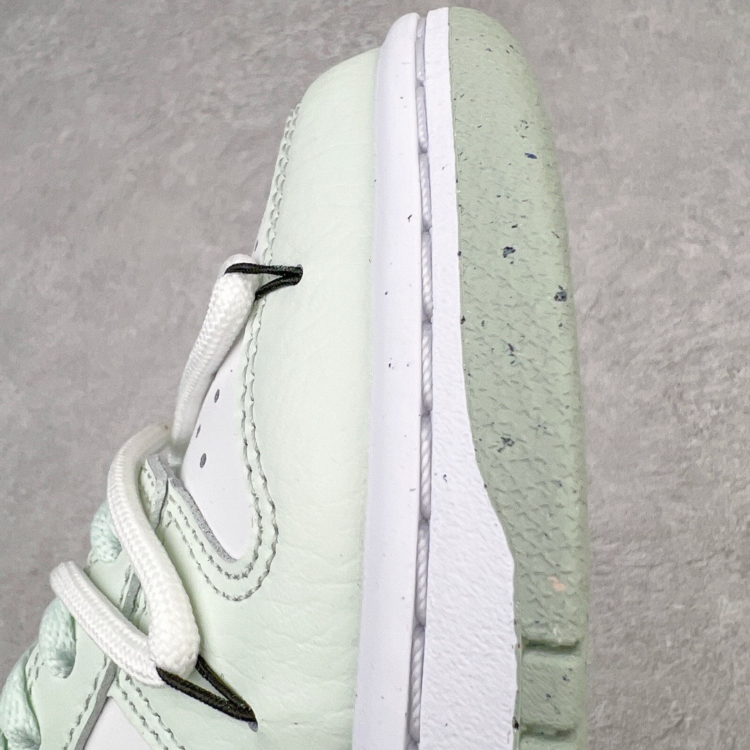 图片[12]-＃YC纯原福利 NK Dunk Low 解构 青提奶绿 DN1431-102 定制系列天花板 无原鞋不开发 全系列得物原鞋一比一校对开发 配色持续更新中 终端对接 优势输出 全套原厂楦头原纸板数据档案倾力打造 原汁原味莞产 极致还原 圈内最强针车工艺 高端零售指定版 广东原厂配套原盒原标 鞋盒分三个尺码段 原厂冲刀 超高清洁度 全鞋零毛边皮料切割 采用原厂百宏鞋带以及原厂百宏织唛舌标 内标可供原厂几率过验 进口原装条纹中底布 四线拉帮白色点胶 原厂拉帮手法遵循公司 原厂电绣 极致还原 尺码：35.5 36 36.5 37.5 38 38.5 39 40 40.5 41 42 42.5 43 44-选品中心