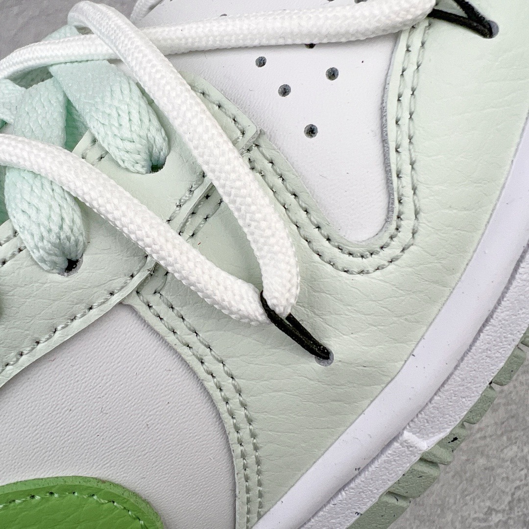 图片[10]-＃YC纯原福利 NK Dunk Low 解构 青提奶绿 DN1431-102 定制系列天花板 无原鞋不开发 全系列得物原鞋一比一校对开发 配色持续更新中 终端对接 优势输出 全套原厂楦头原纸板数据档案倾力打造 原汁原味莞产 极致还原 圈内最强针车工艺 高端零售指定版 广东原厂配套原盒原标 鞋盒分三个尺码段 原厂冲刀 超高清洁度 全鞋零毛边皮料切割 采用原厂百宏鞋带以及原厂百宏织唛舌标 内标可供原厂几率过验 进口原装条纹中底布 四线拉帮白色点胶 原厂拉帮手法遵循公司 原厂电绣 极致还原 尺码：35.5 36 36.5 37.5 38 38.5 39 40 40.5 41 42 42.5 43 44-选品中心